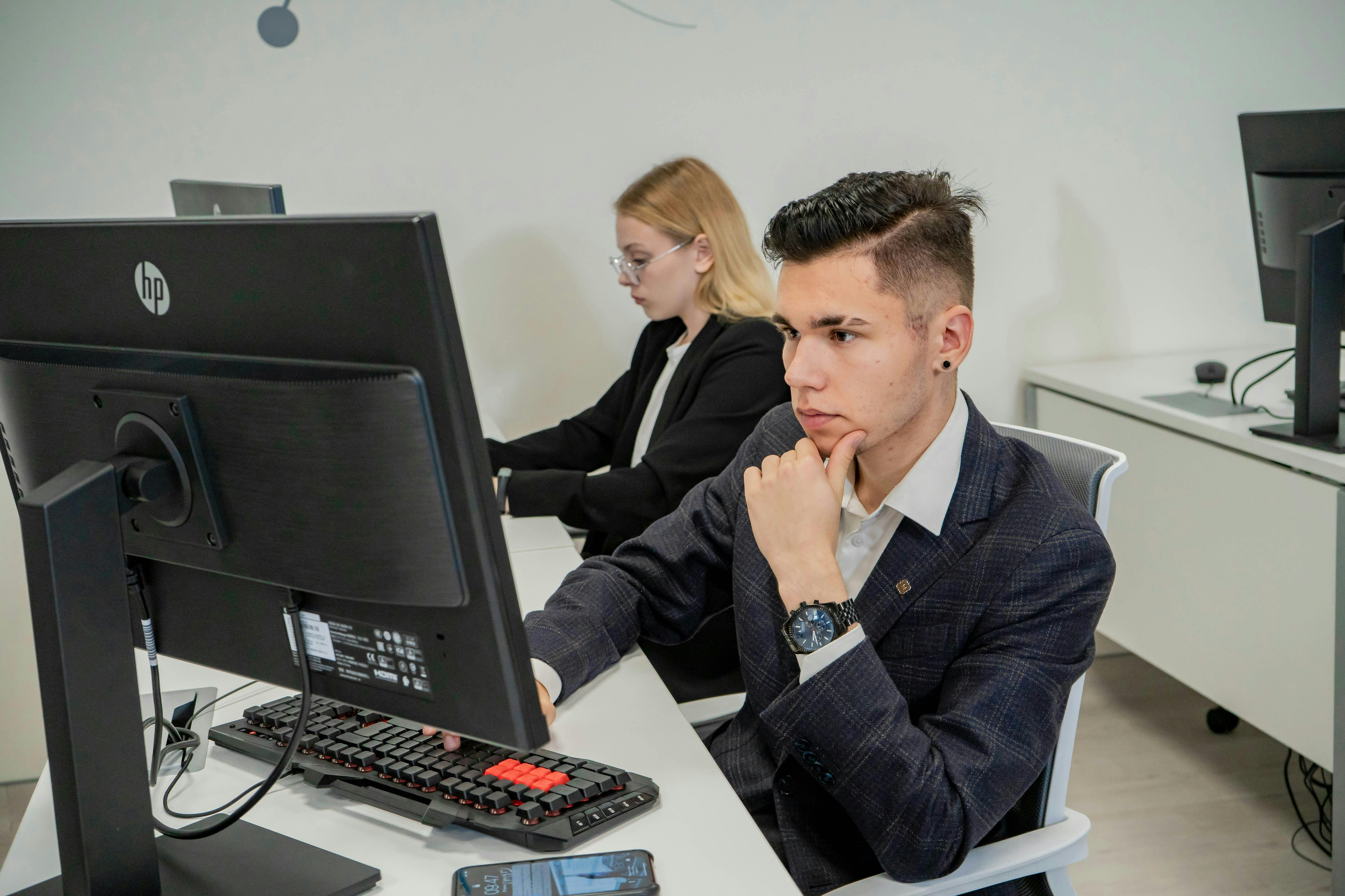 Agent public qui utilise un ordinateur