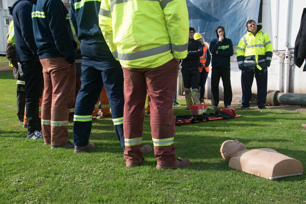Salle de formation dédiée aux services de secours, bien équipée et disponible