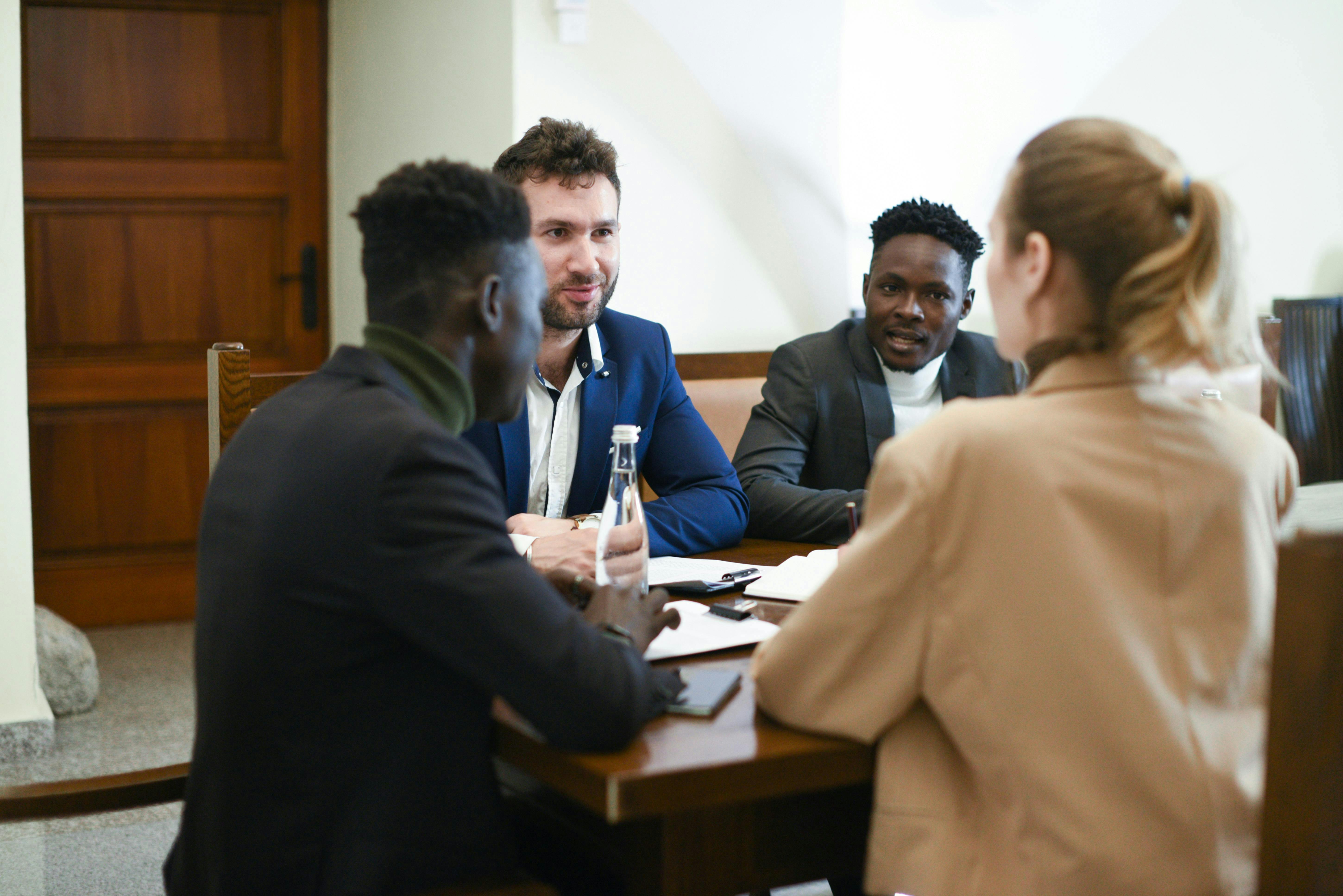 Réunion dans une salle municipale avec différents usagers – co-construction et gestion partagée.