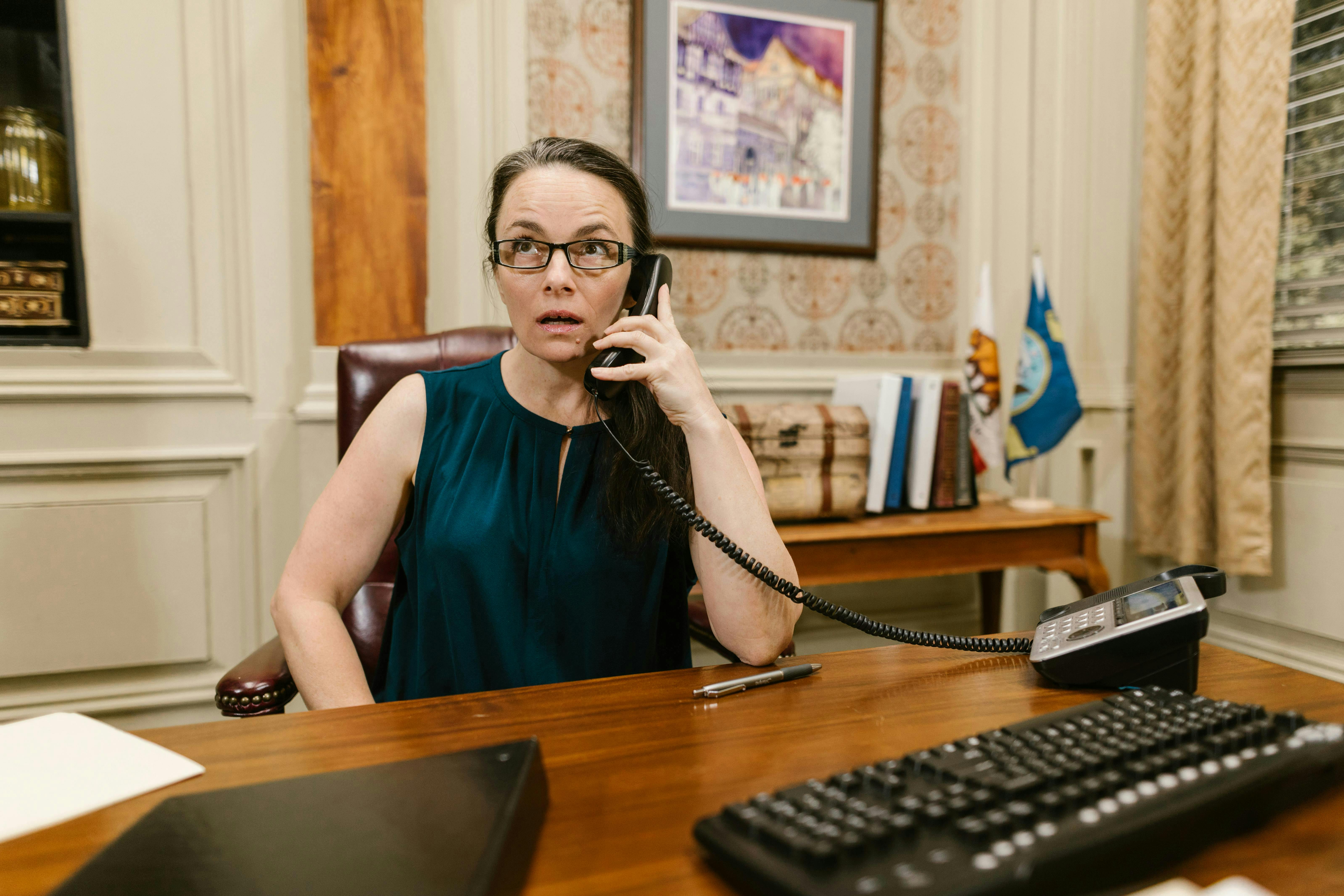 Secrétaire de mairie au téléphone