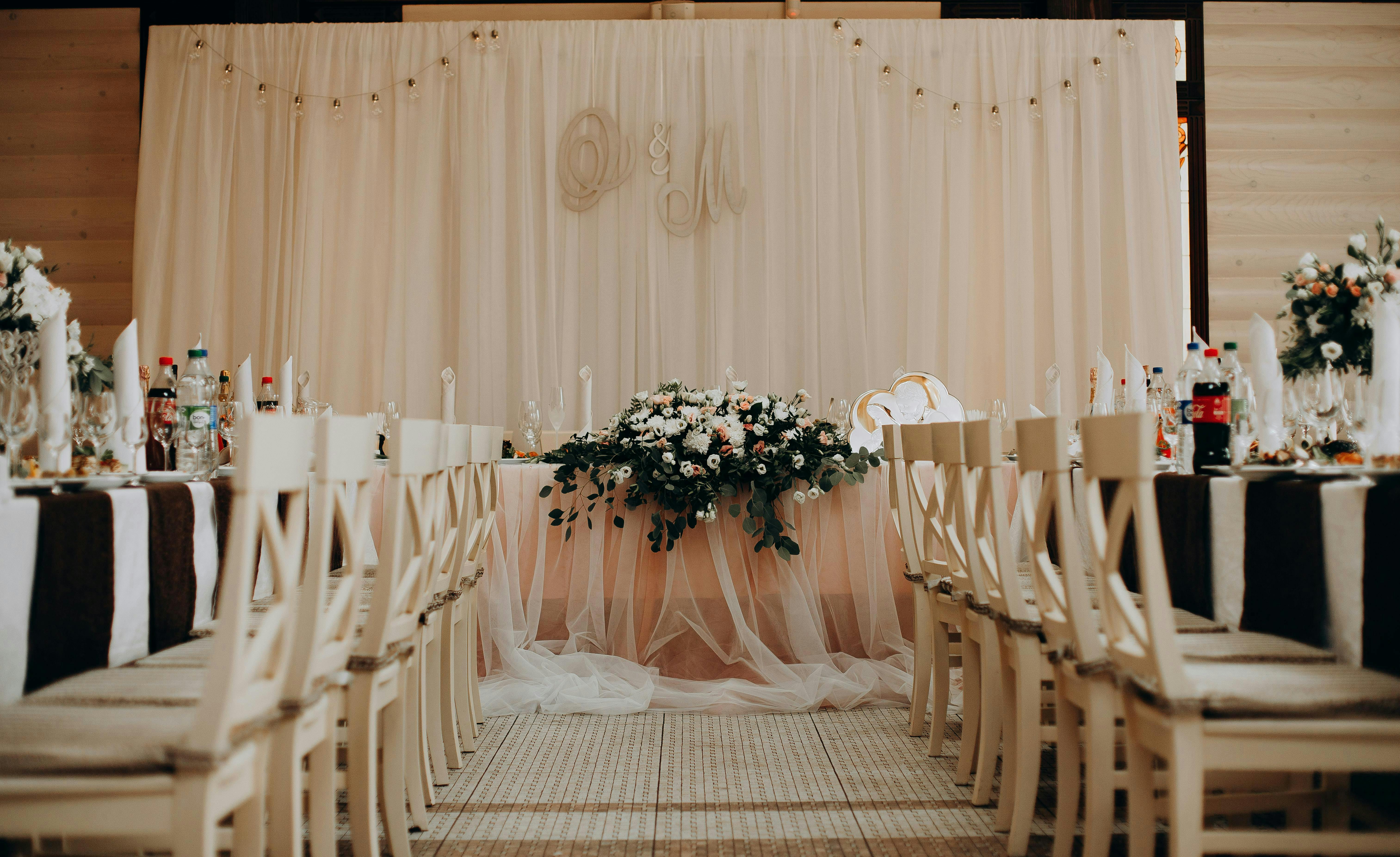 Salle municipale décorée pour une réception locale