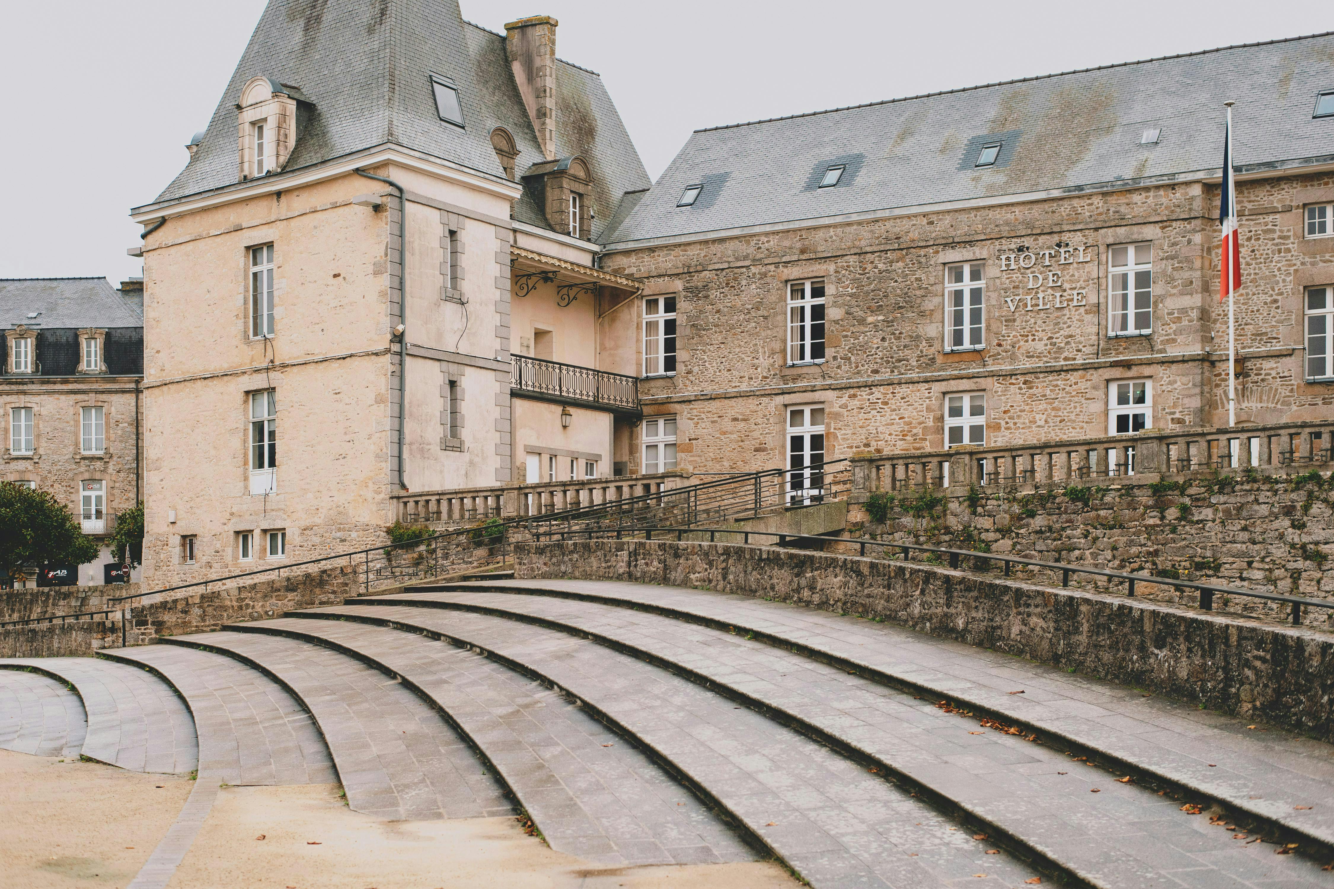 Mairie proposant la location de salles municipales aux citoyens