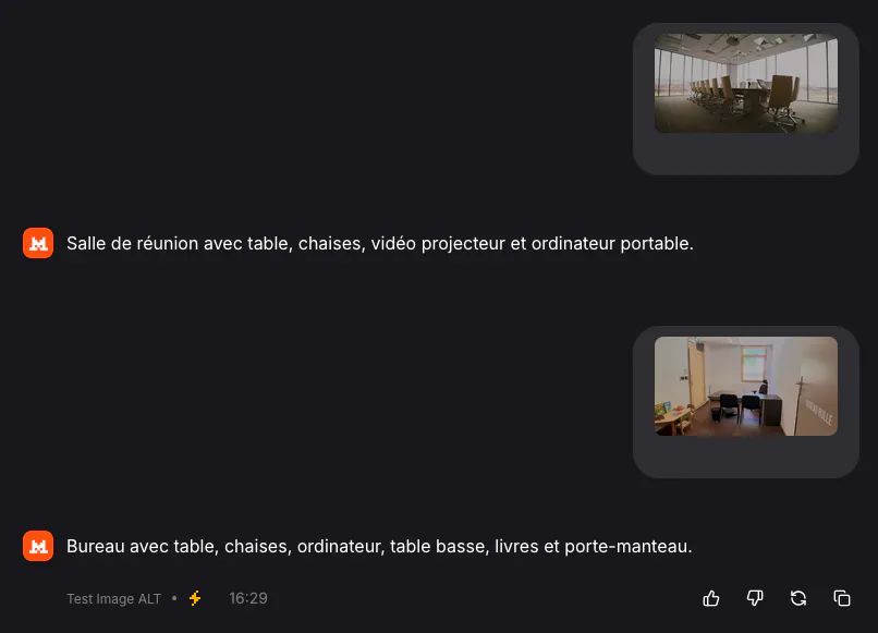 Le chat a répondu par « Salle de réunion avec table, chaises, vidéo projecteur et ordinateur portable. »