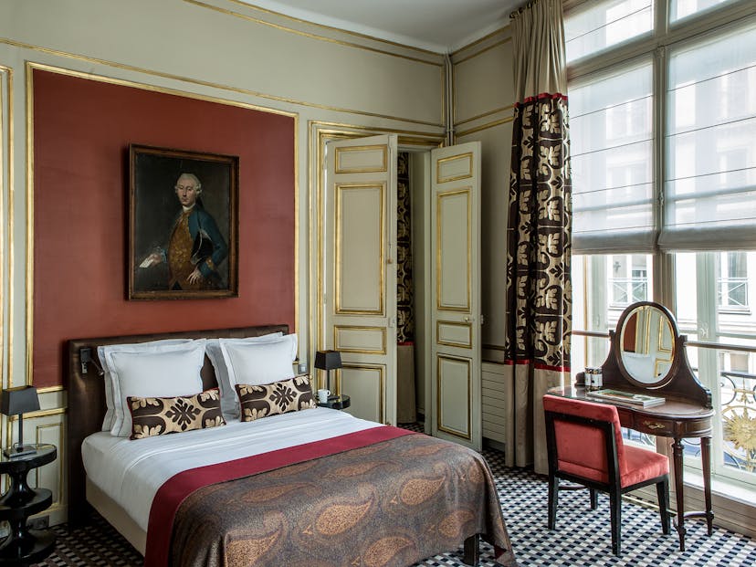 Mansart romantic hotel in paris centre