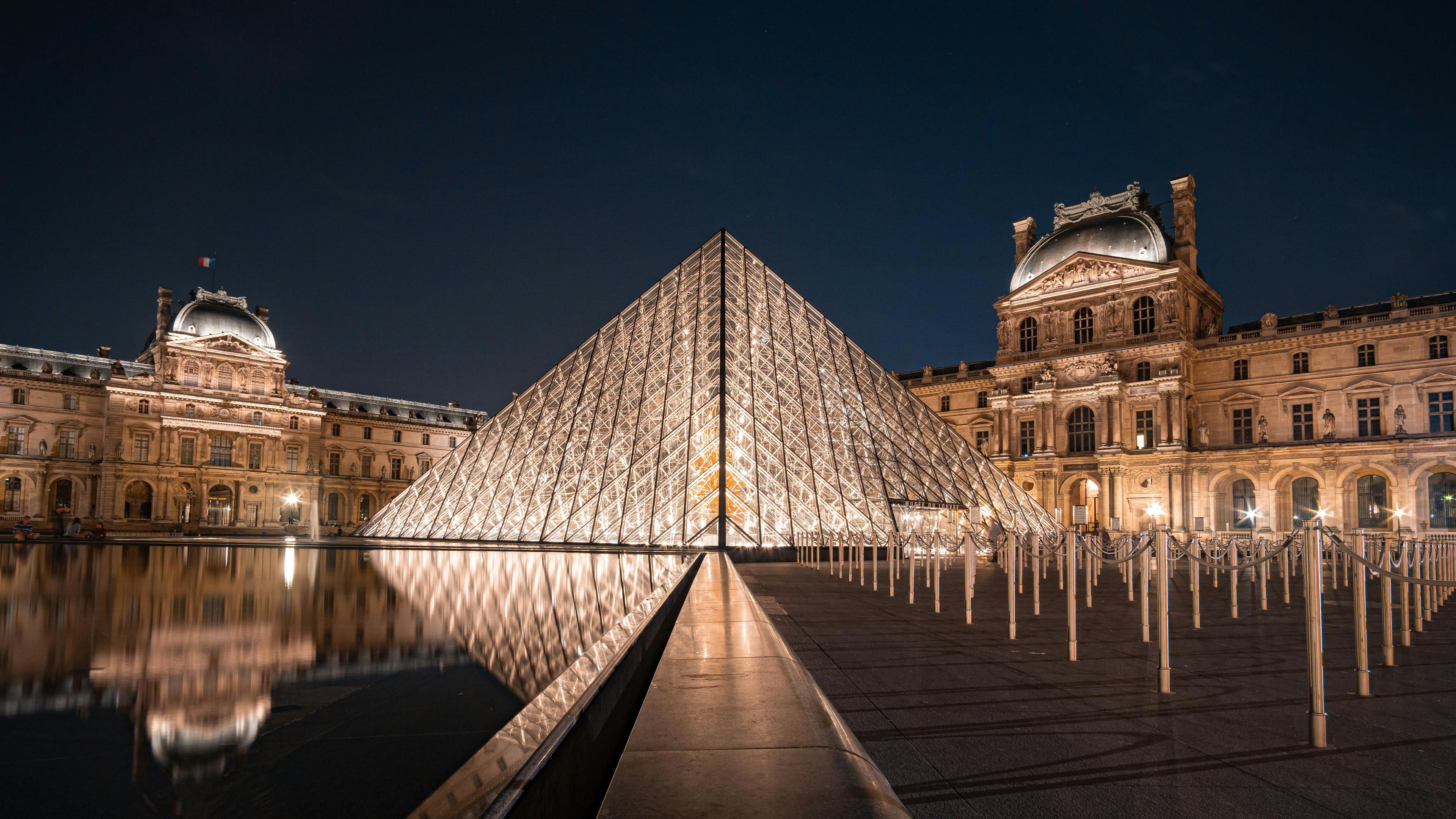 Louvre et Pyramide du Louvre de nuit et éclairés