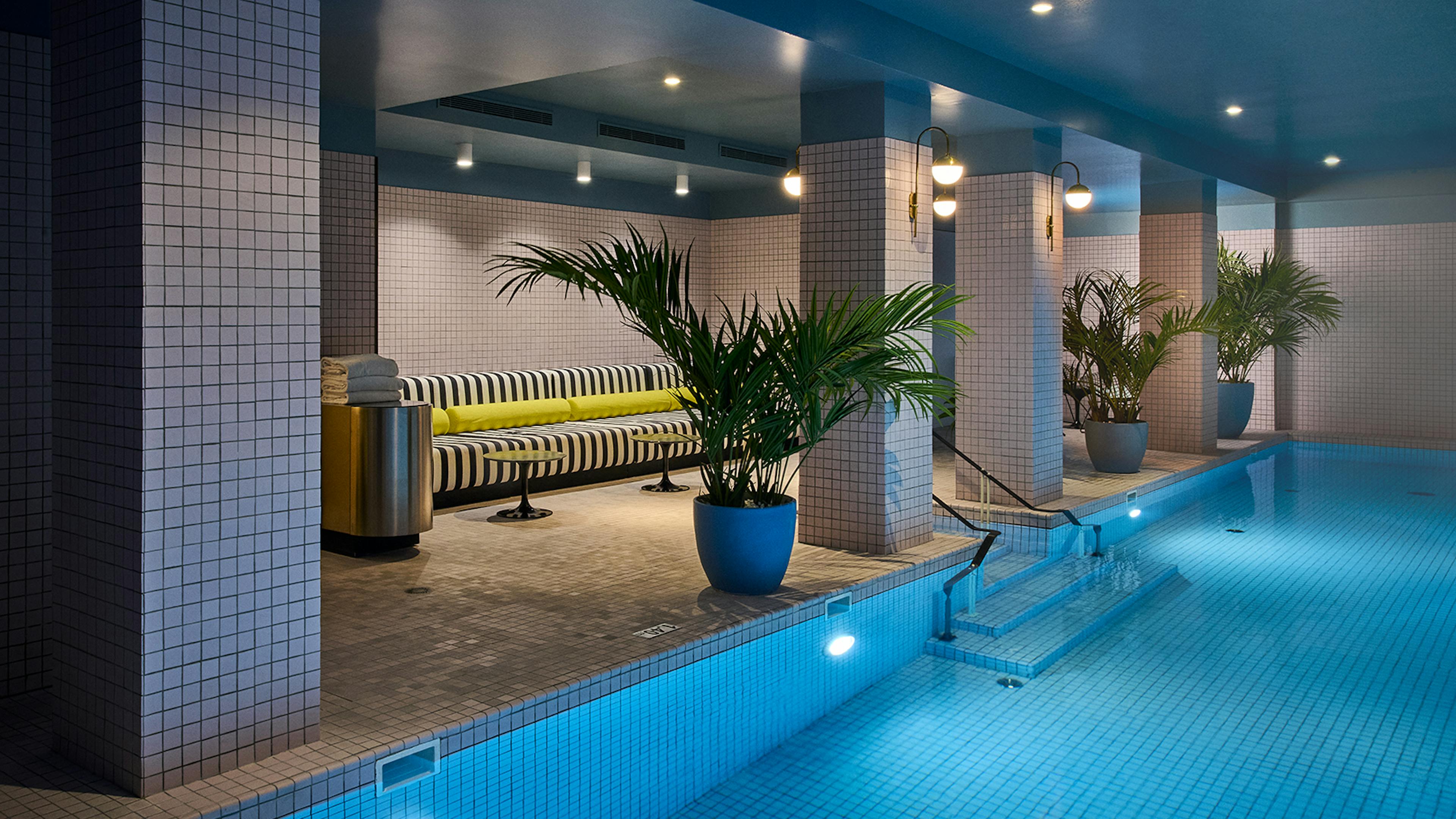 Hotel insolite à Paris en Amoureux - piscine interieur