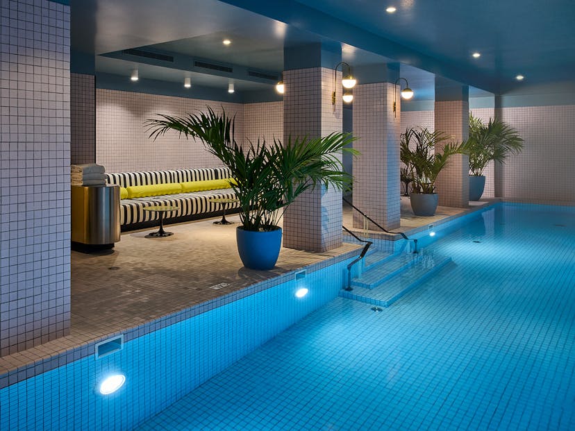 Rond Point Champs Elysees romantic hotel in paris centre