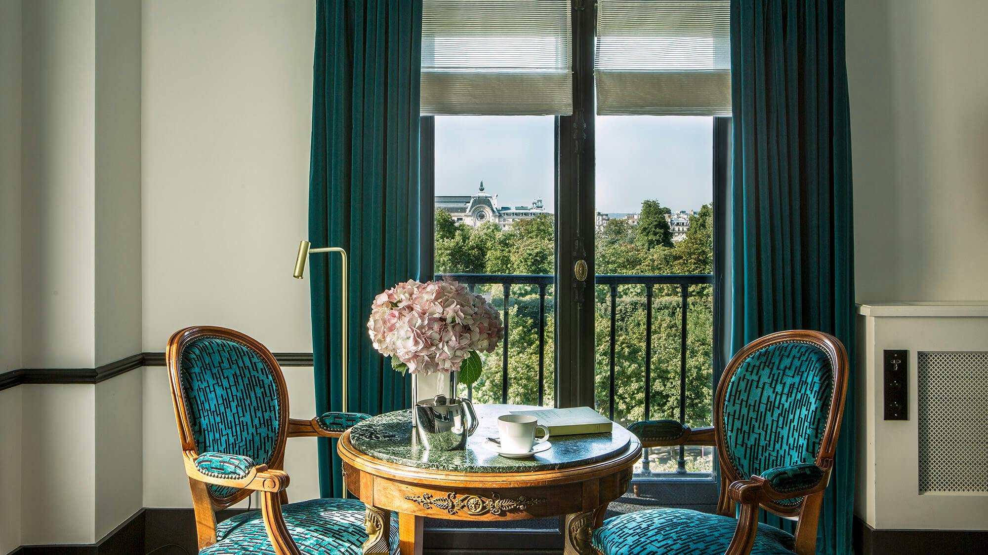 salon chambre Hotel insolite à Paris en Amoureux