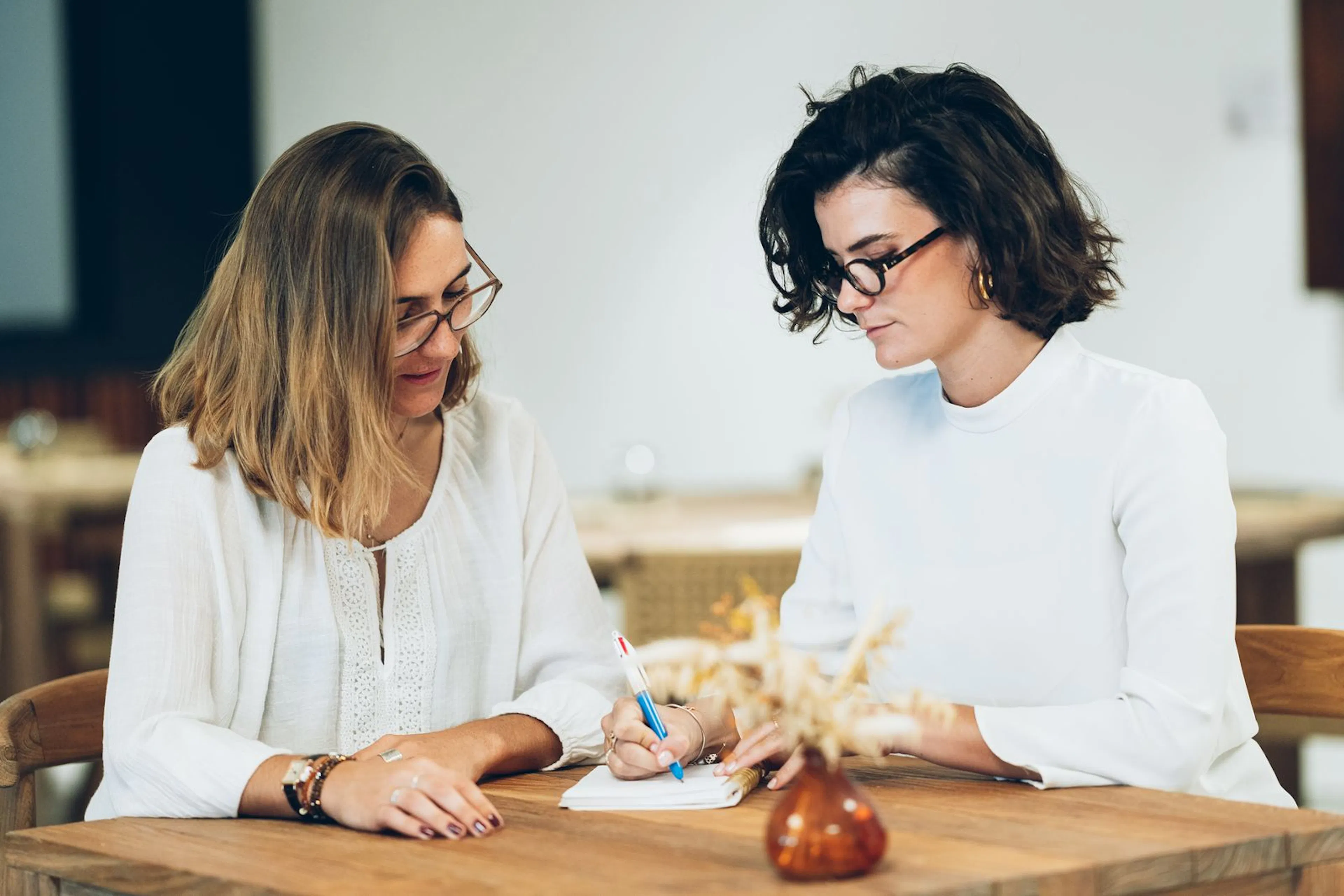 Léa Serna et Lara Roy en séance de travail