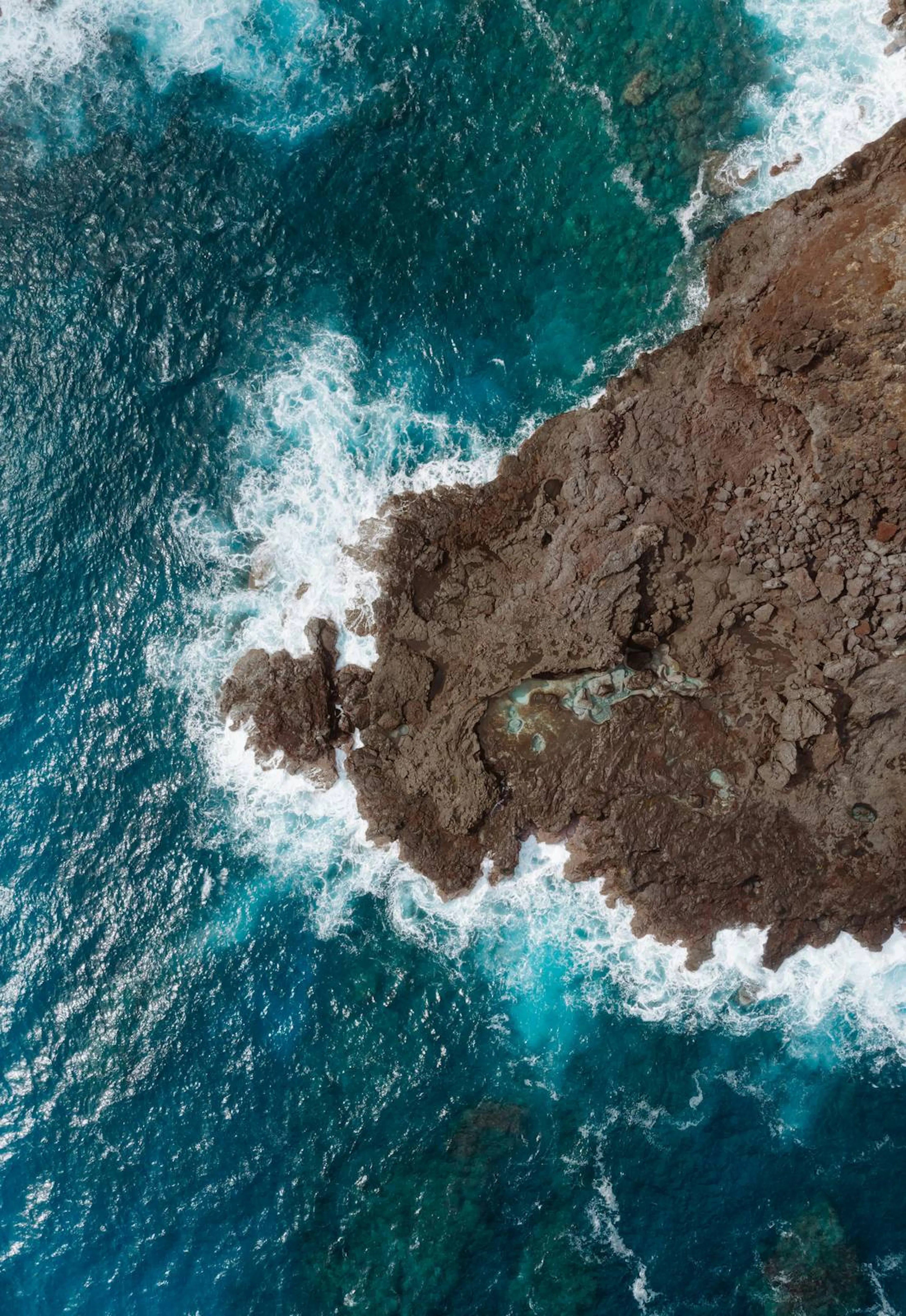 Ressac sur la roche volcanique, vu du ciel