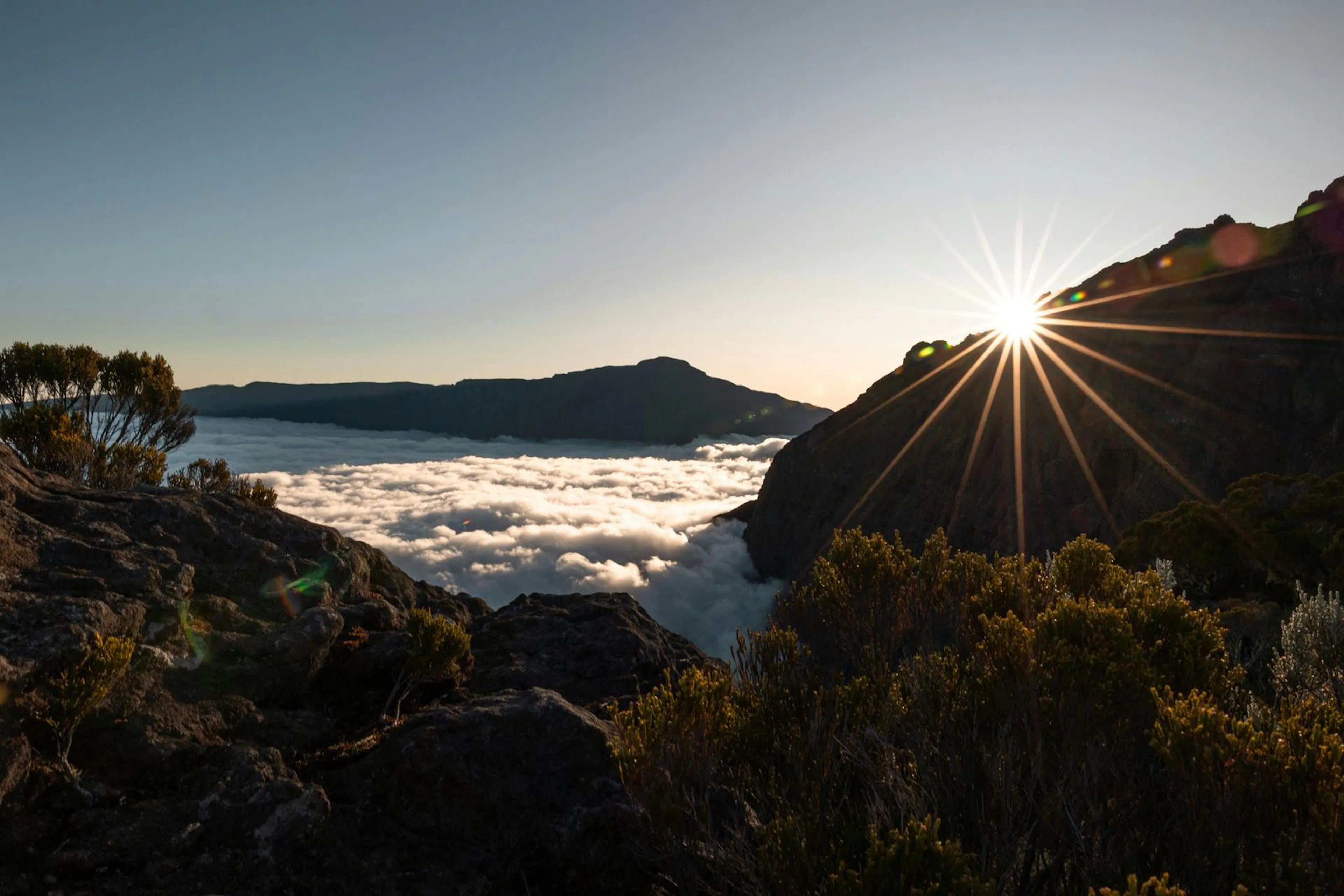 Lever de soleil sur la mer de nuages, La Réunion : l'horizon se dégage