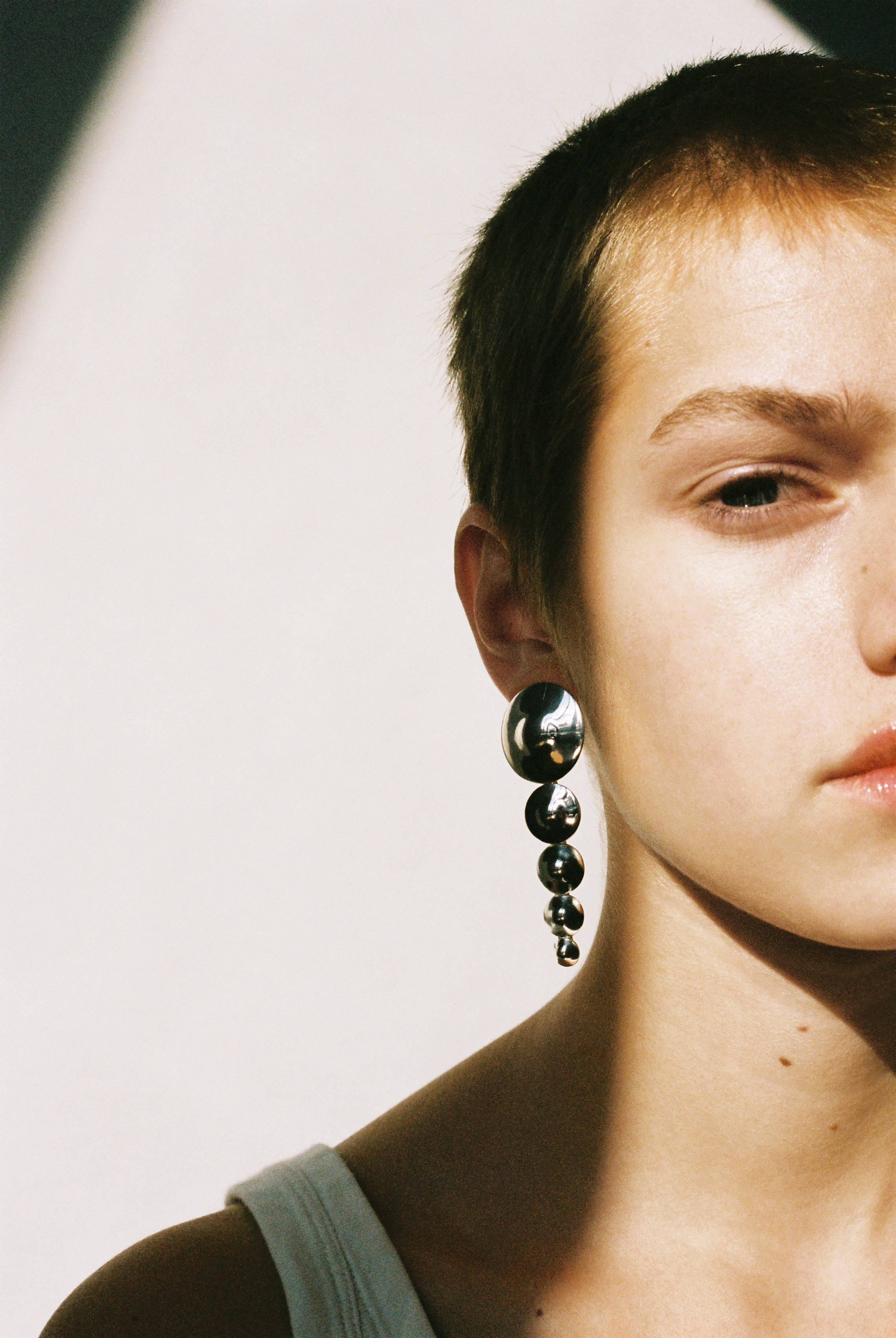 fille-rasee-coupe-boucle-oreille-