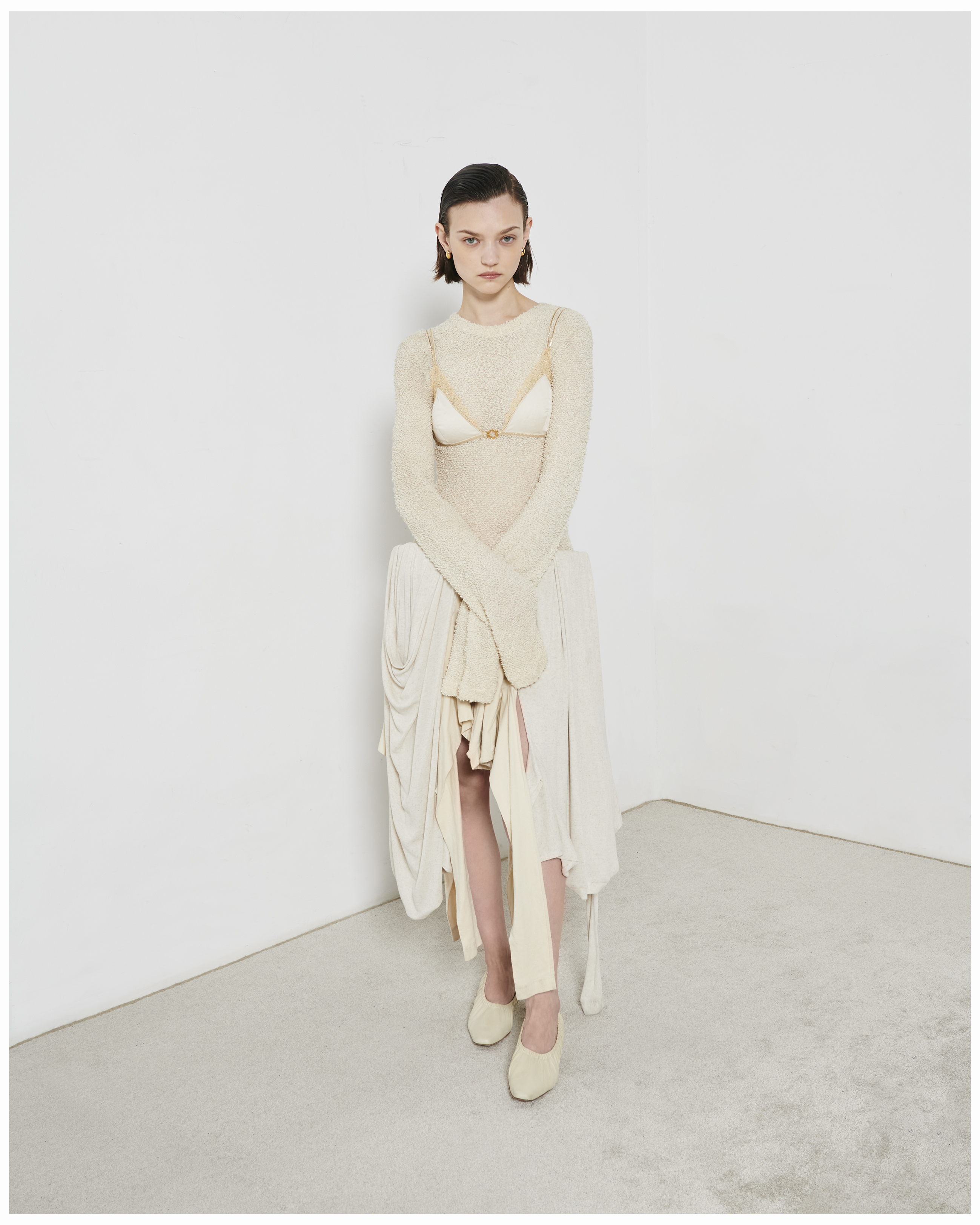 mc-robe-blanche-en-pieds-