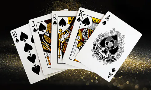 royal flush de espadas espalhadas em fundo escuro com brilhos