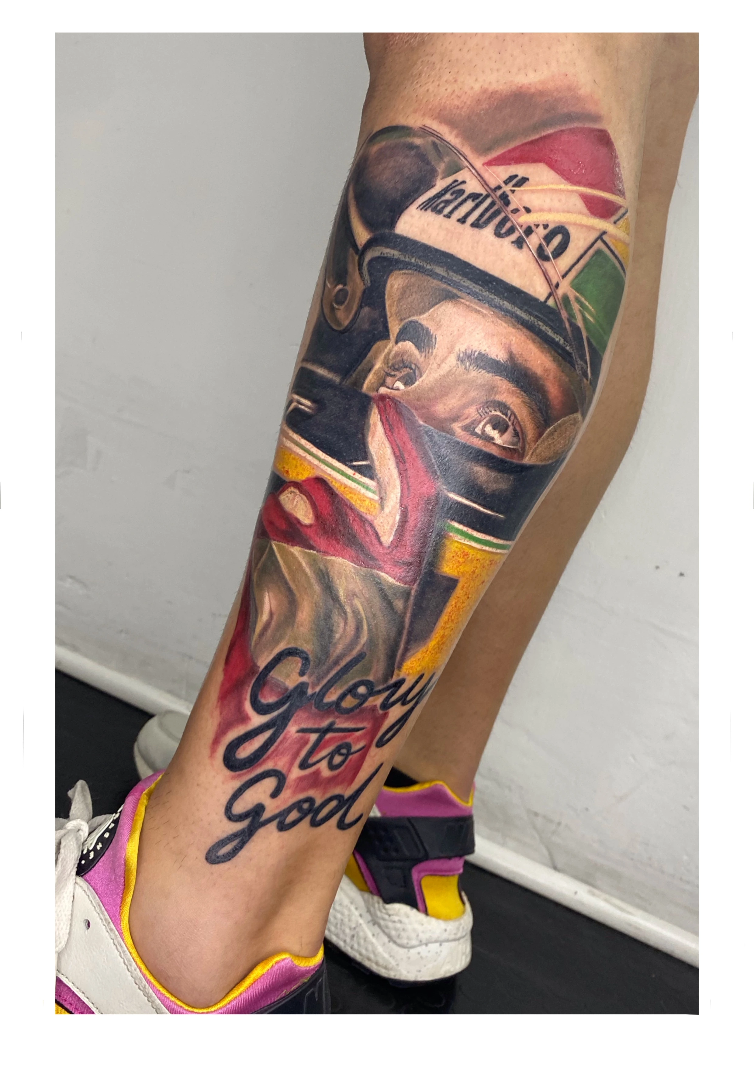 Retrato realista con casco de racing y lettering - ESTUDIO12 por Identidad, velocidad y actitud.