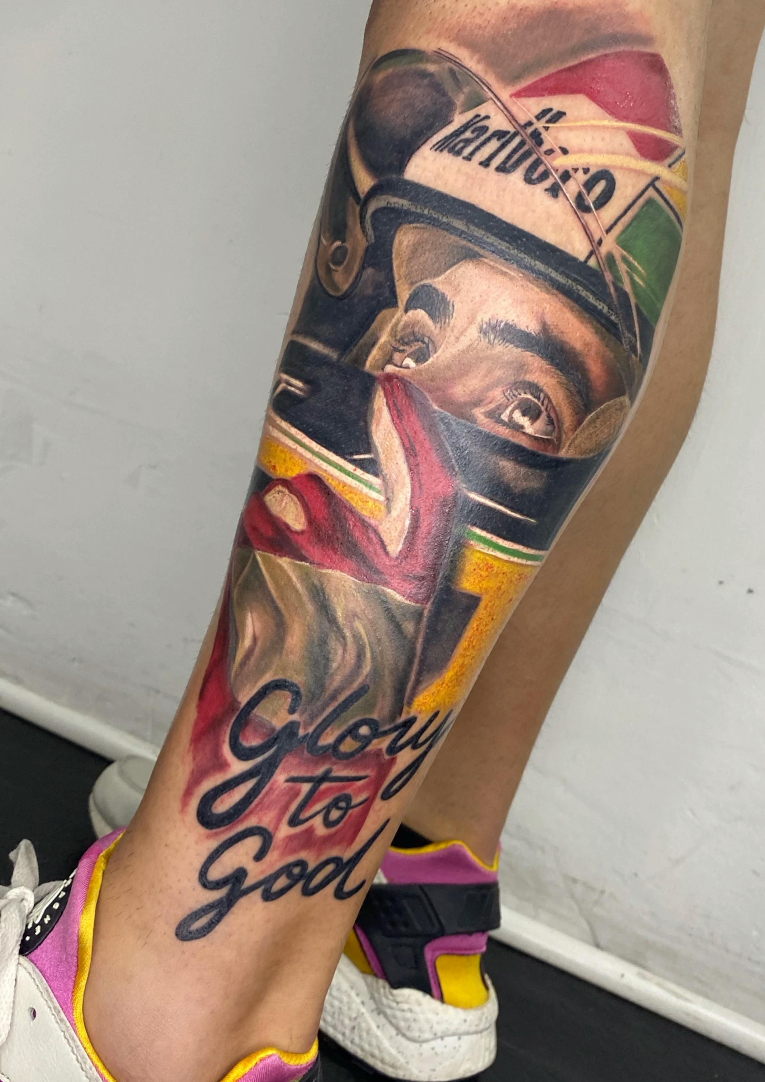 Retrato realista con casco de racing y lettering - ESTUDIO12 por Identidad, velocidad y actitud.