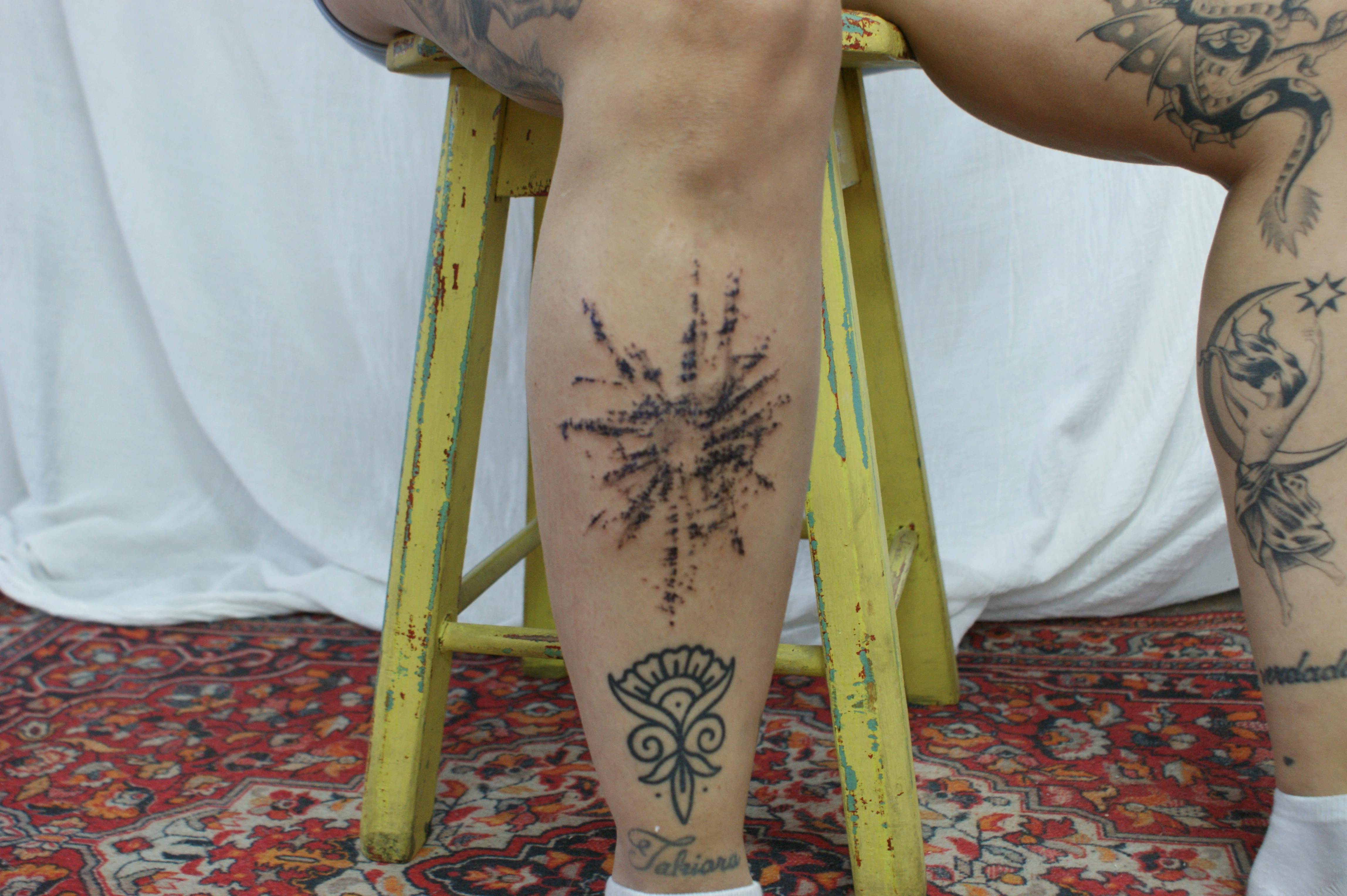 Composición abstracta orgánica en blackwork - ESTUDIO12 por Materia, gesto y movimiento.