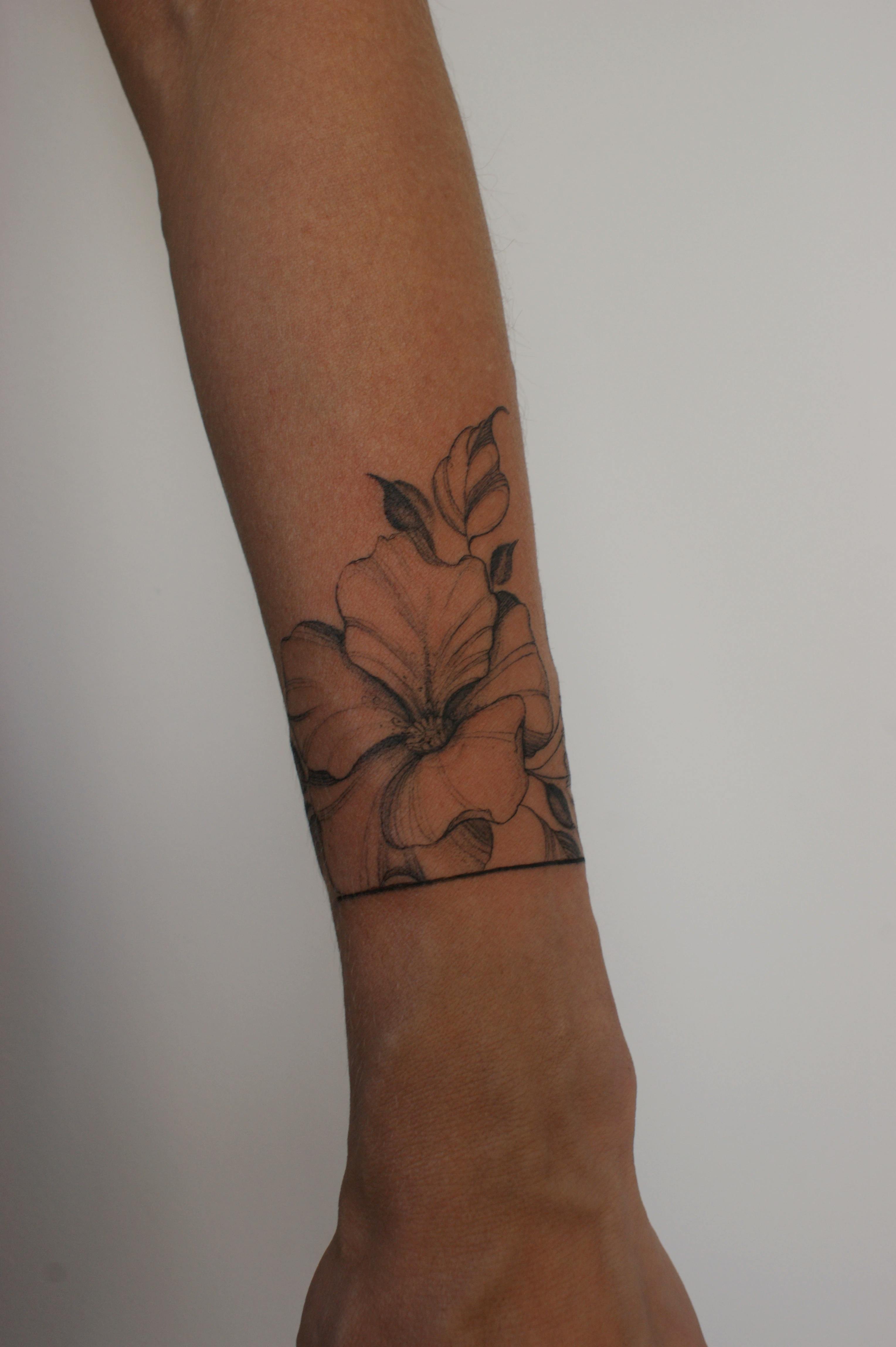 Flor botánica en linework delicado - ESTUDIO12 por Sutileza, equilibrio y naturaleza.