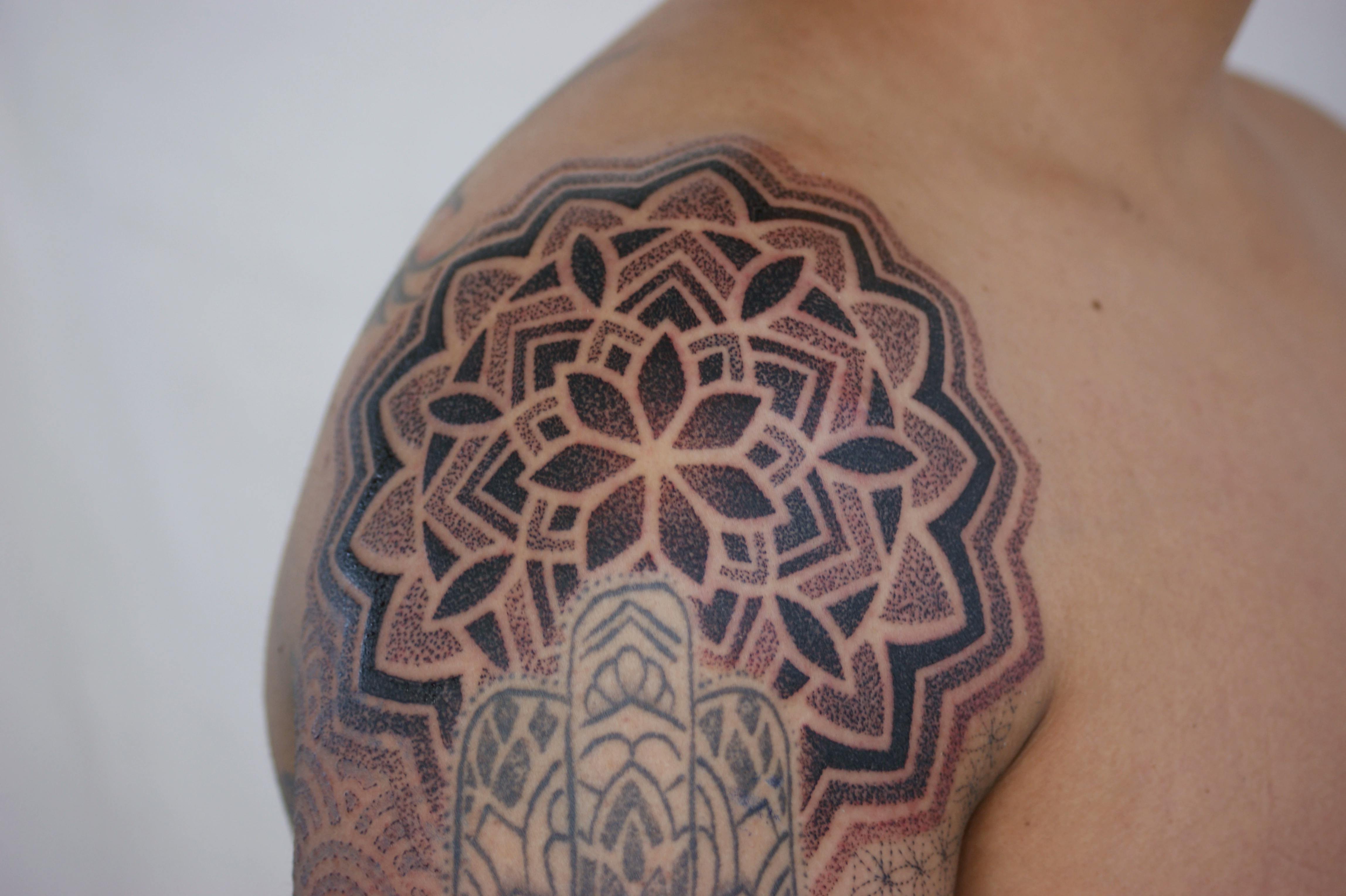 Mandala geométrico en blackwork y dotwork - ESTUDIO12 por Precisión, equilibrio y repetición.