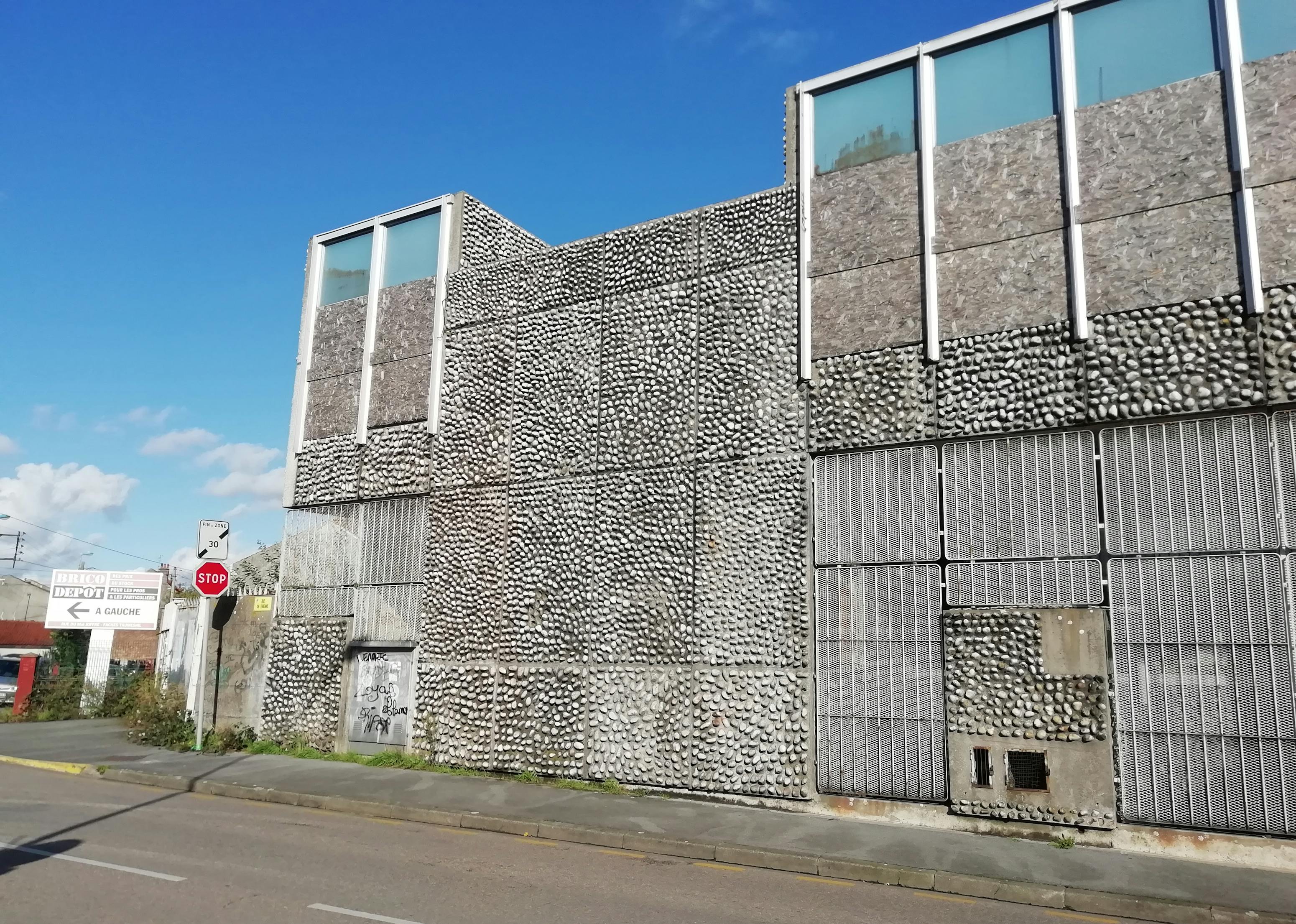 L’imprimerie implantée à Faches Thumesnil (sud de Lille), dessinée par Armand Lemay en 1968, a été transformée en logements. 
