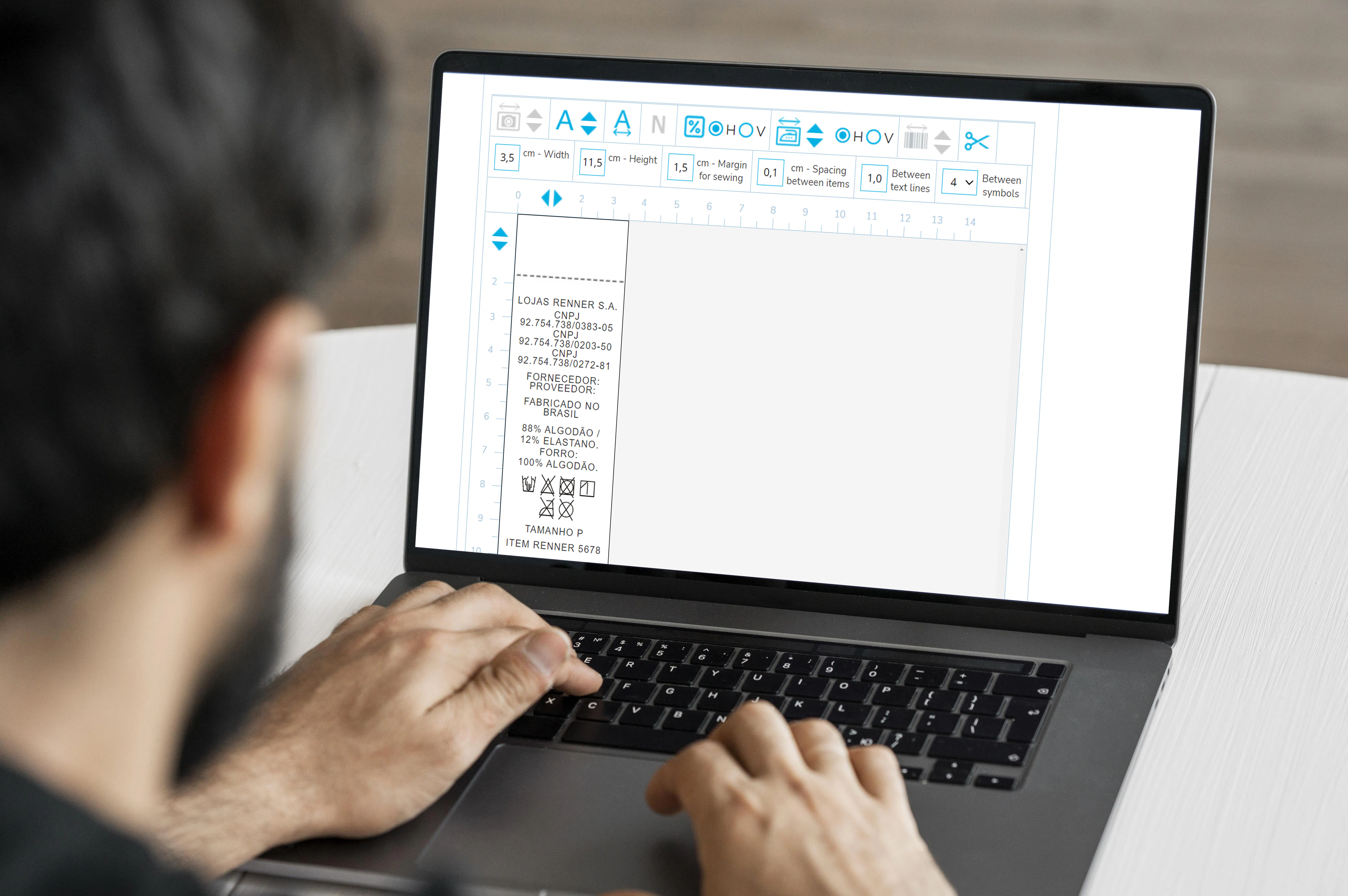 Homem tranquilo criando etiquetas com Etiqueta Certa