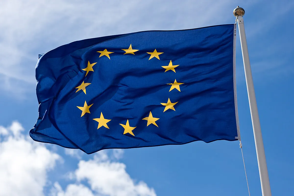 Bandeira da UE hasteada