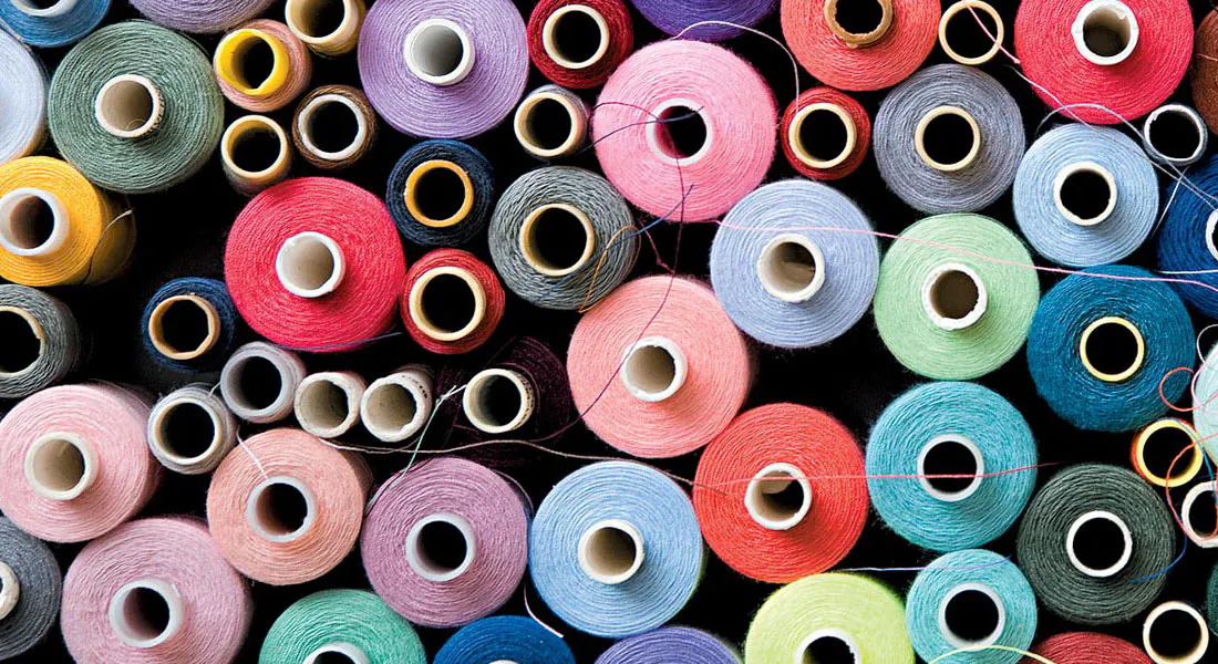 Rolos de linhas coloridas