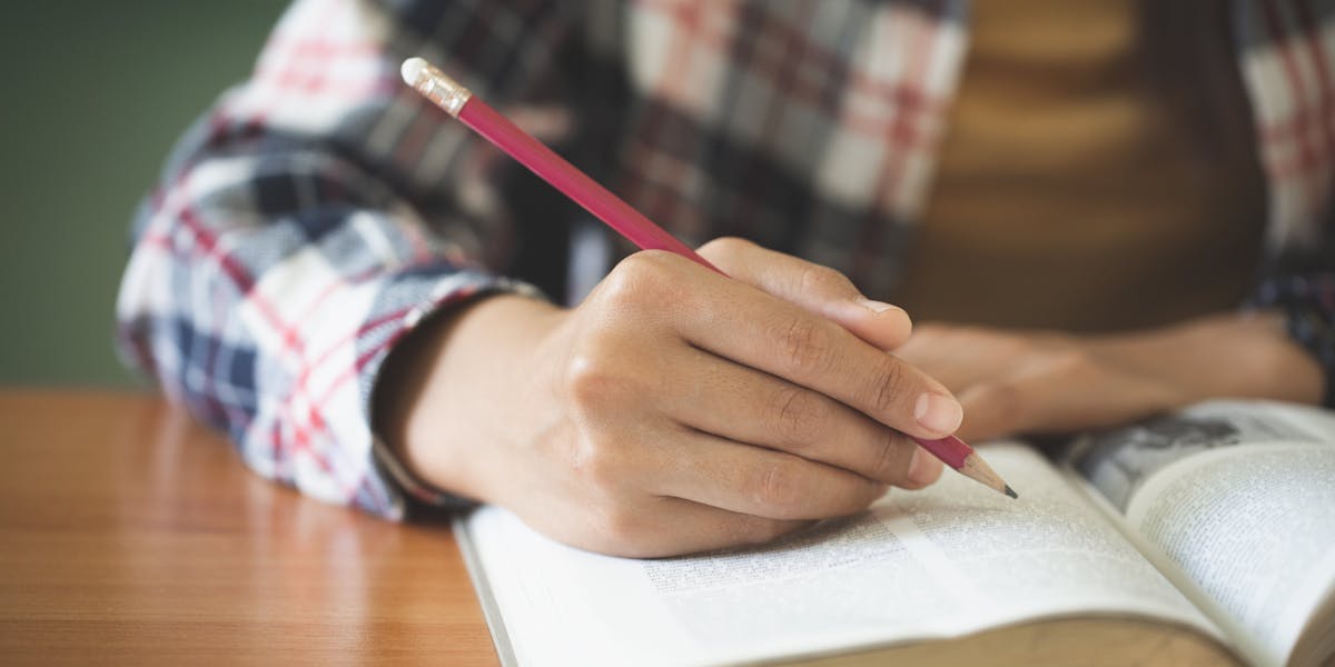 Начинающий писатель с чего начать. Студент пишет. Писать книгу. Книжака ЕГЭ ISTOCK В руках. Фото из экзамена рука и ручка.