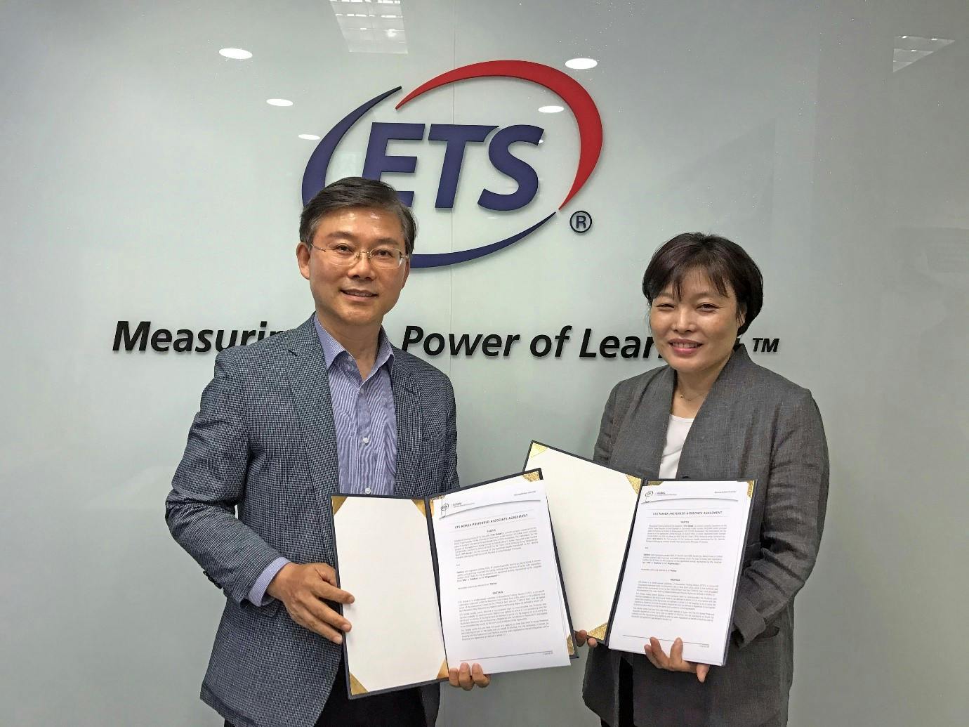 Paul Lee, Directeur Regional d'ETS Global en Corée et Mme Jangmee Park, PDG d'EduFore