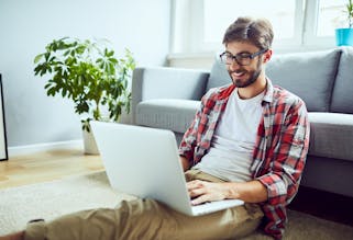 Jeune étudiant sur son ordinateur