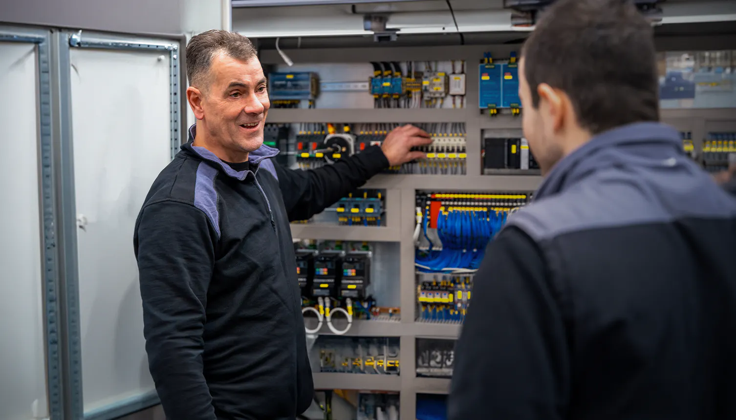 PLC, PAC und IPC im Vergleich: Welches Steuerungssystem ist das richtige für Sie?