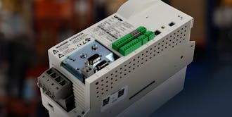 Veraltete Lenze-Antriebe, die einen rechtzeitigen Austausch erforderlich machen, um Produktionsverzögerungen zu vermeiden.