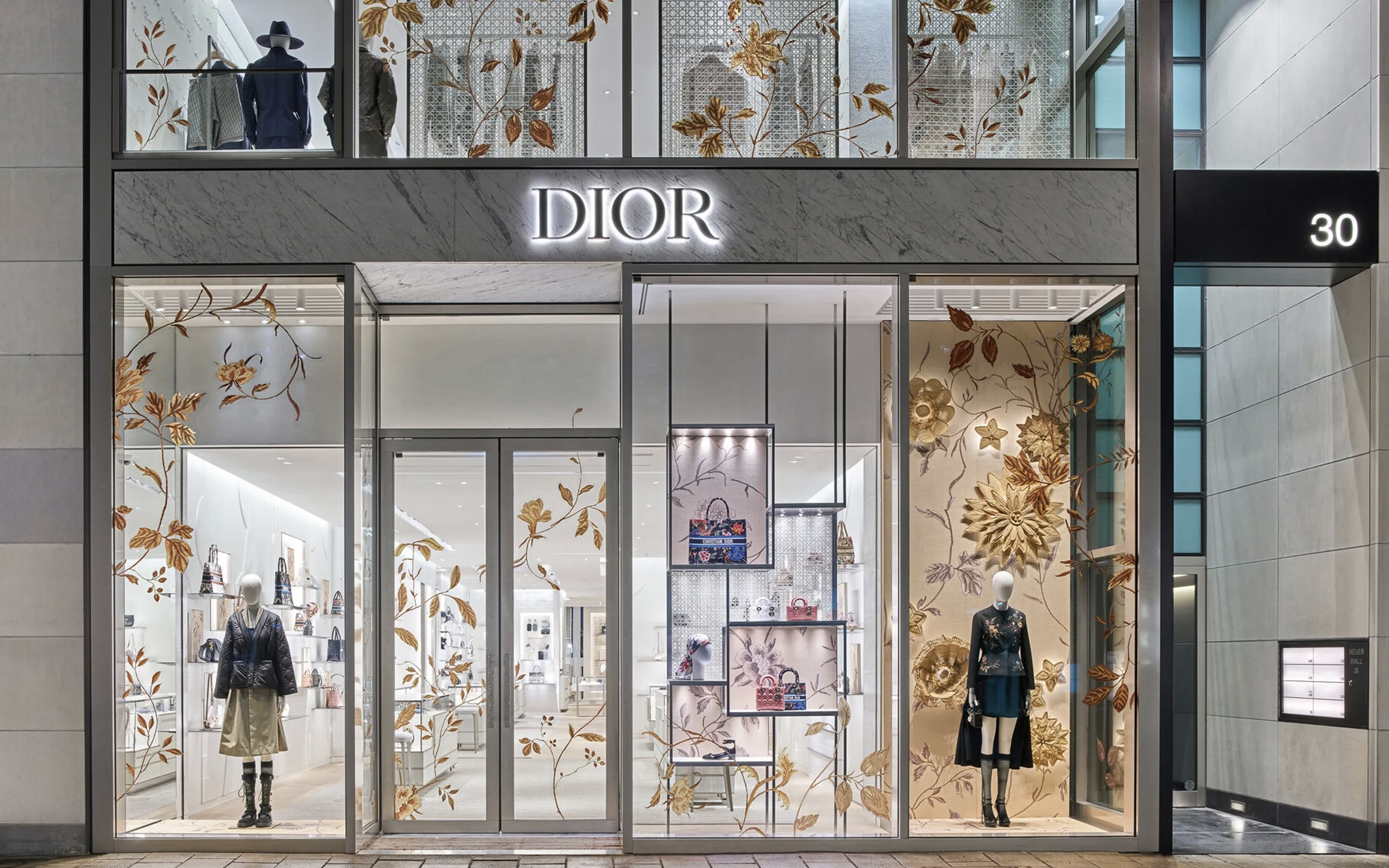 Italian competition authorities investigate luxury brands Armani and Dior |  Eulerpool, image size:1200x1514