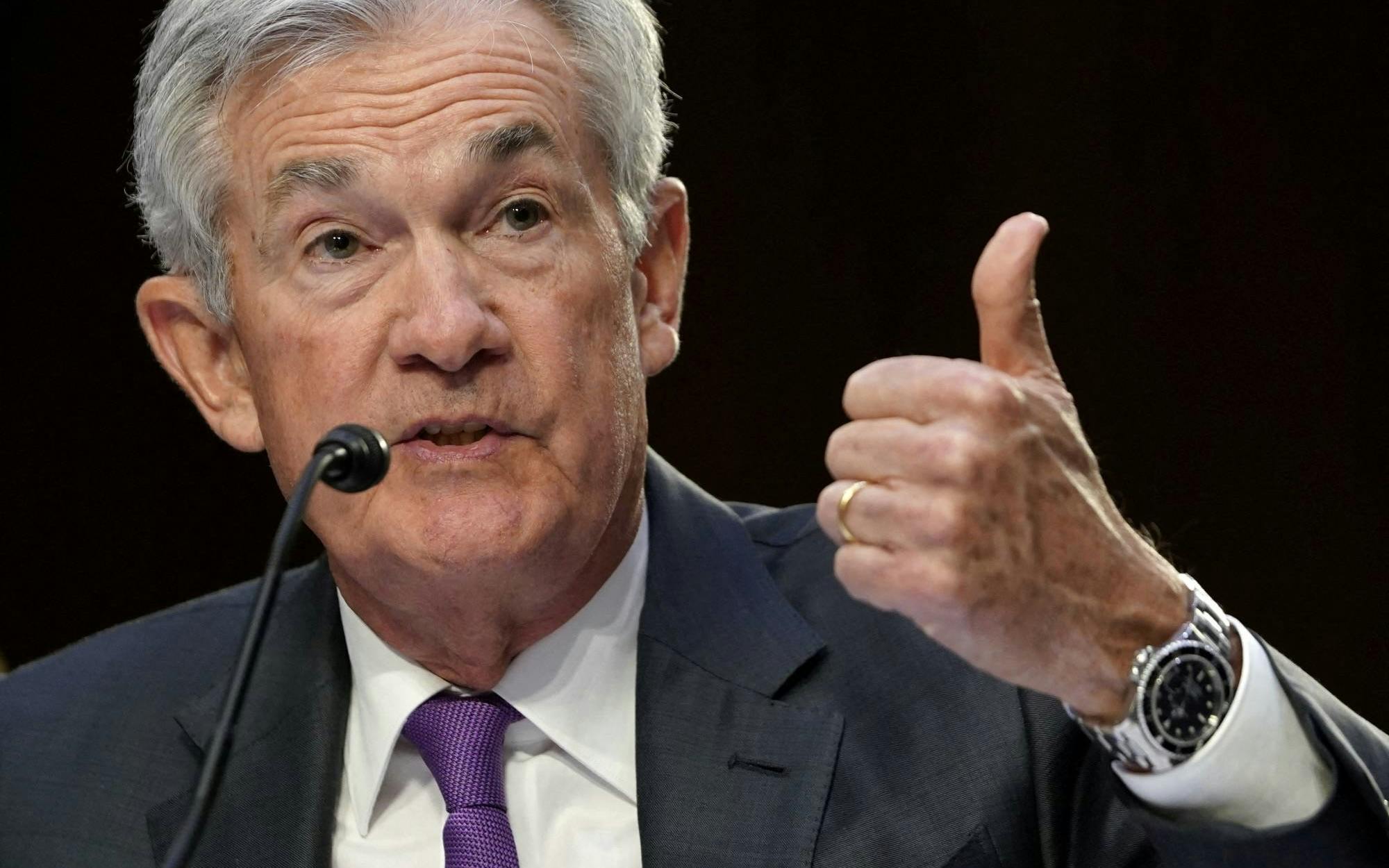Fed ponechává úrokovou sazbu beze změny navzdory tlaku Trumpa – Snížení sazeb nejdříve na podzim možné