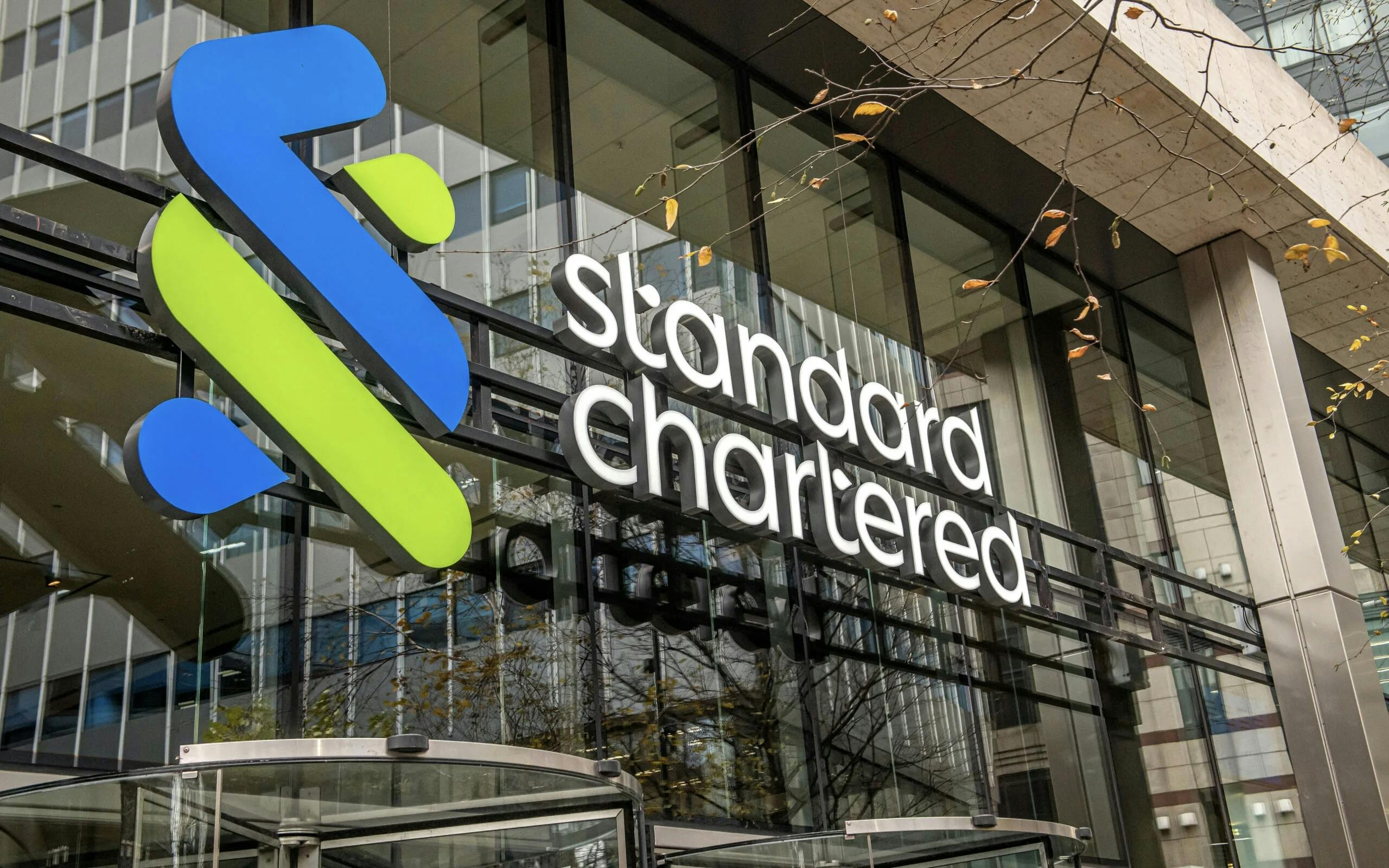 Milliardu vērtā prasība pret Standard Chartered 1MDB skandālā