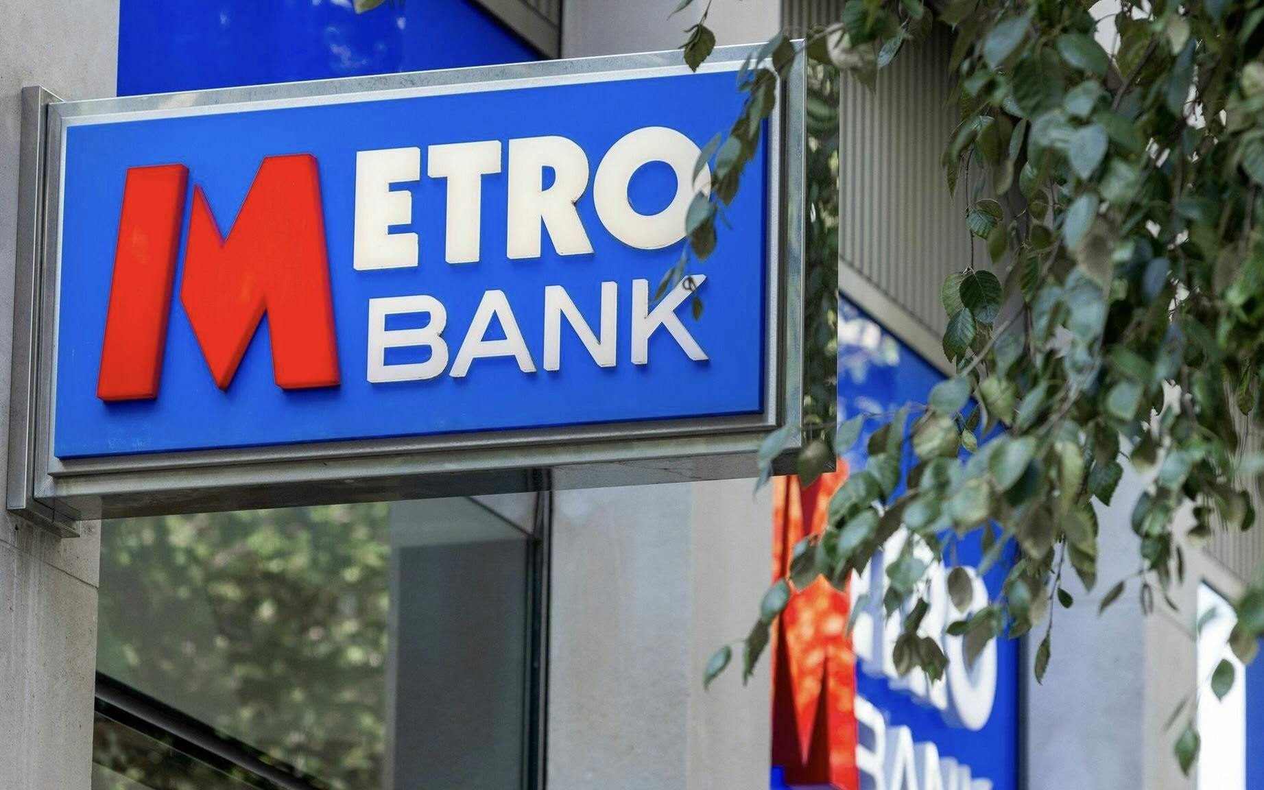 Η Metro Bank καταγράφει κέρδη – Επικέντρωση σε επιχειρηματικούς πελάτες αντί σε ιδιώτες.