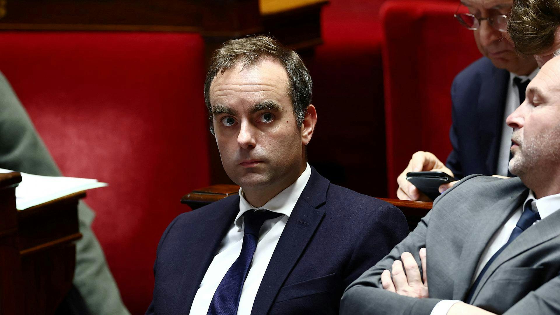 Der Premier Lecornu interrompe la riforma delle pensioni - Il governo francese lotta per la sopravvivenza.