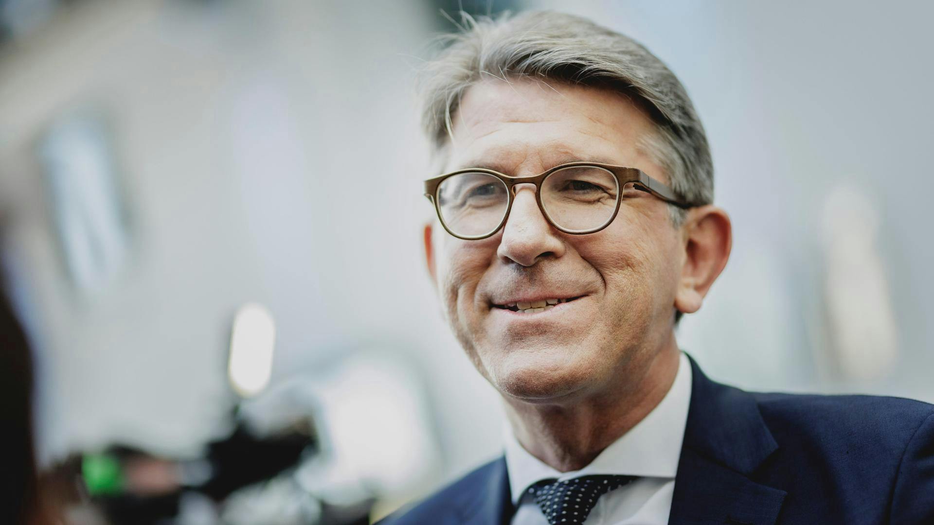 Despite Own Affair: Weimer Attacks the AI Industry Again