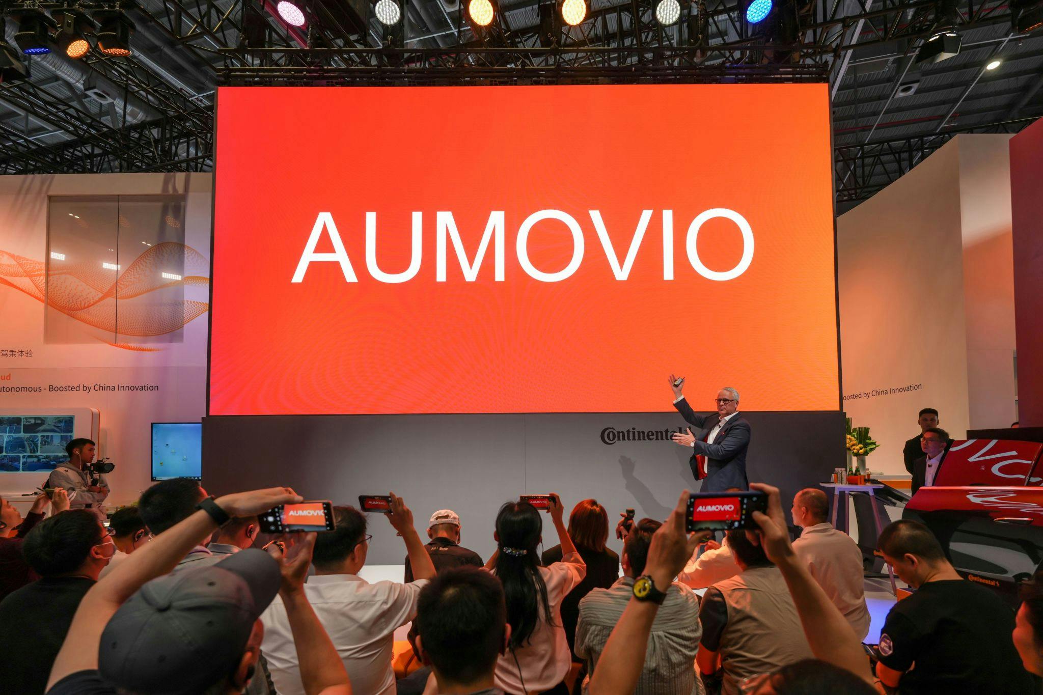 Aumovio delnica v vzponu kljub šibkim številkam: dobavitelj avtomobilskih delov znižuje ciljno prodajo