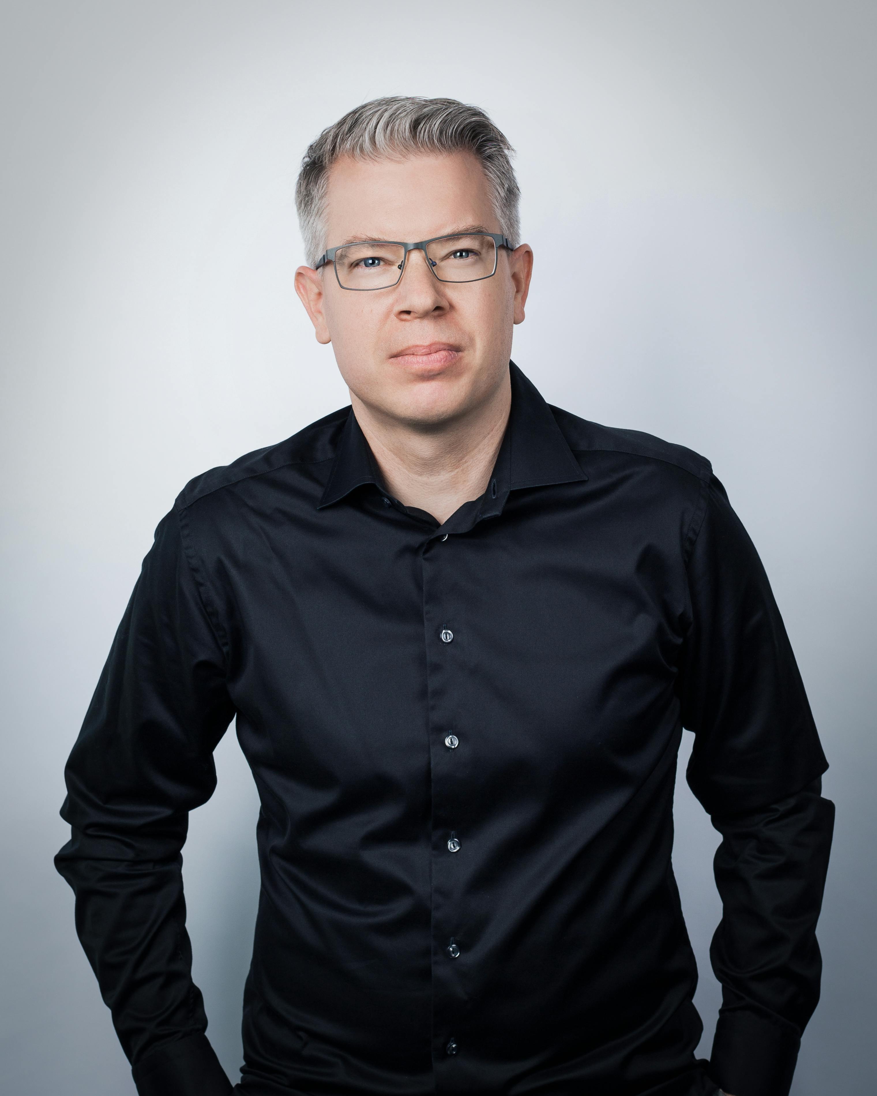 Thelen napada zasebne vlagatelje: KI-certifikati naj bi premagali trg – brez pravil skladov in z UBS na krovu