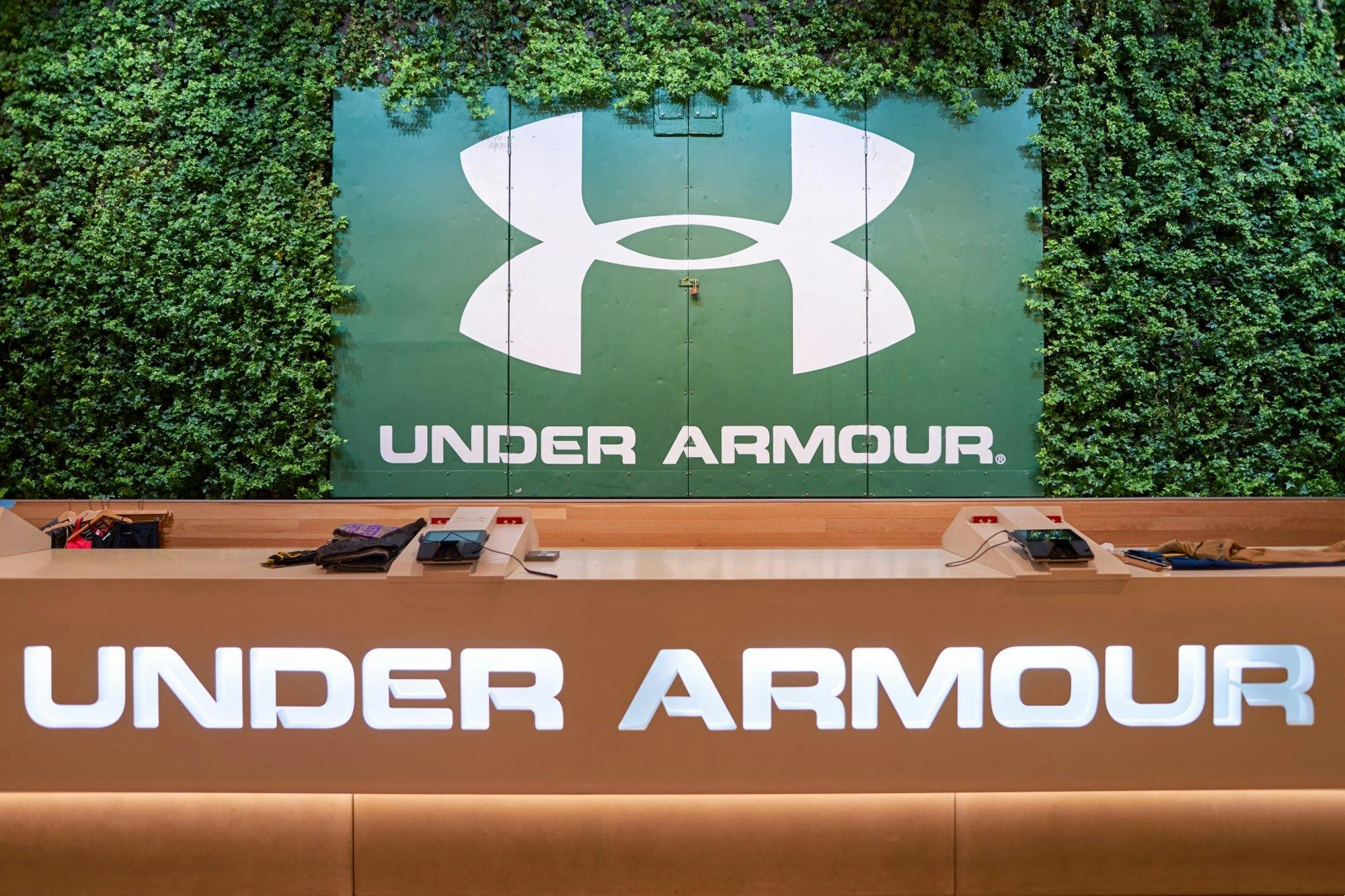 Under Armour opozarja na padec prihodkov – delnica se odzove šibkeje
