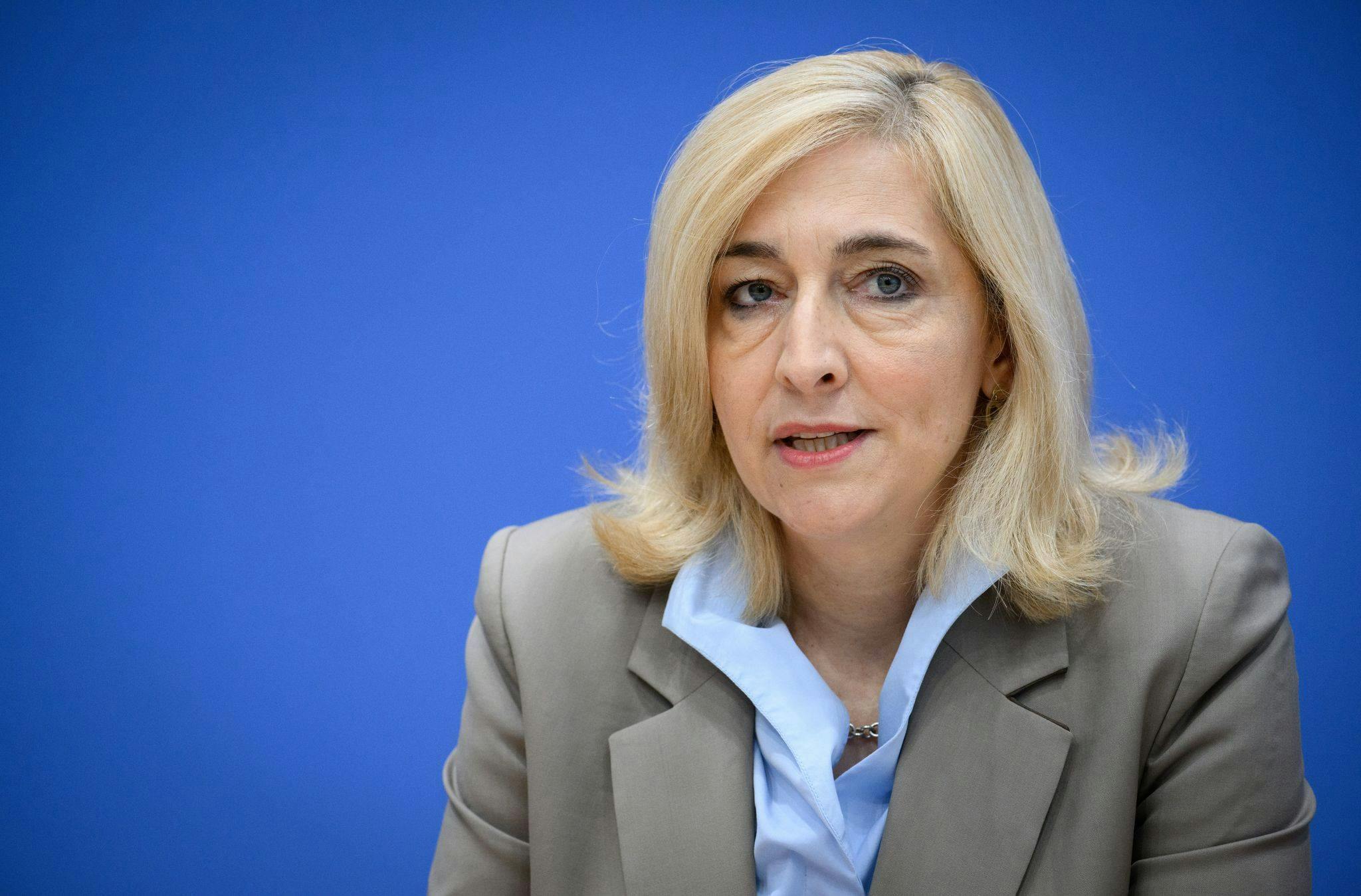 Bundestag sprejme paket varčevalnih ukrepov: milijardni rezi naj bi ohranili stabilne prispevke za zdravstveno zavarovanje