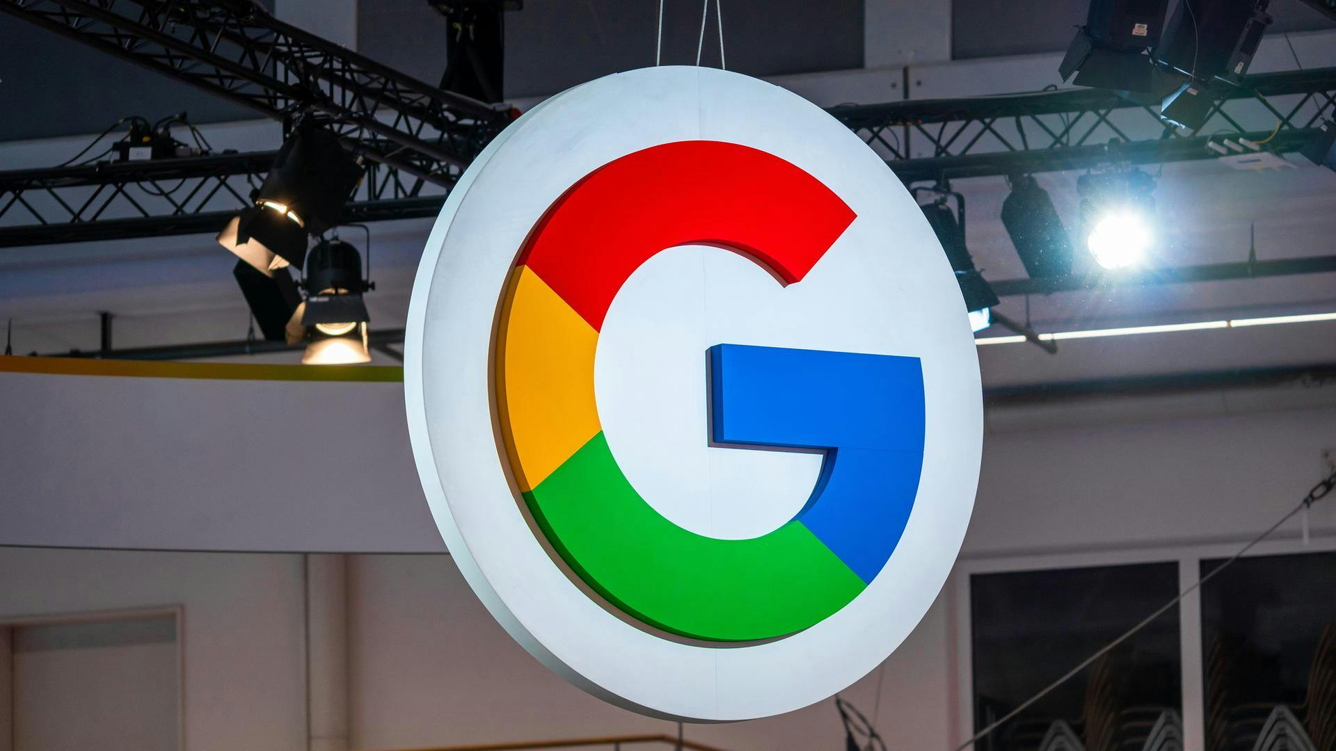 Googles miljardu ieguldījums – progress vai jauna atkarība?