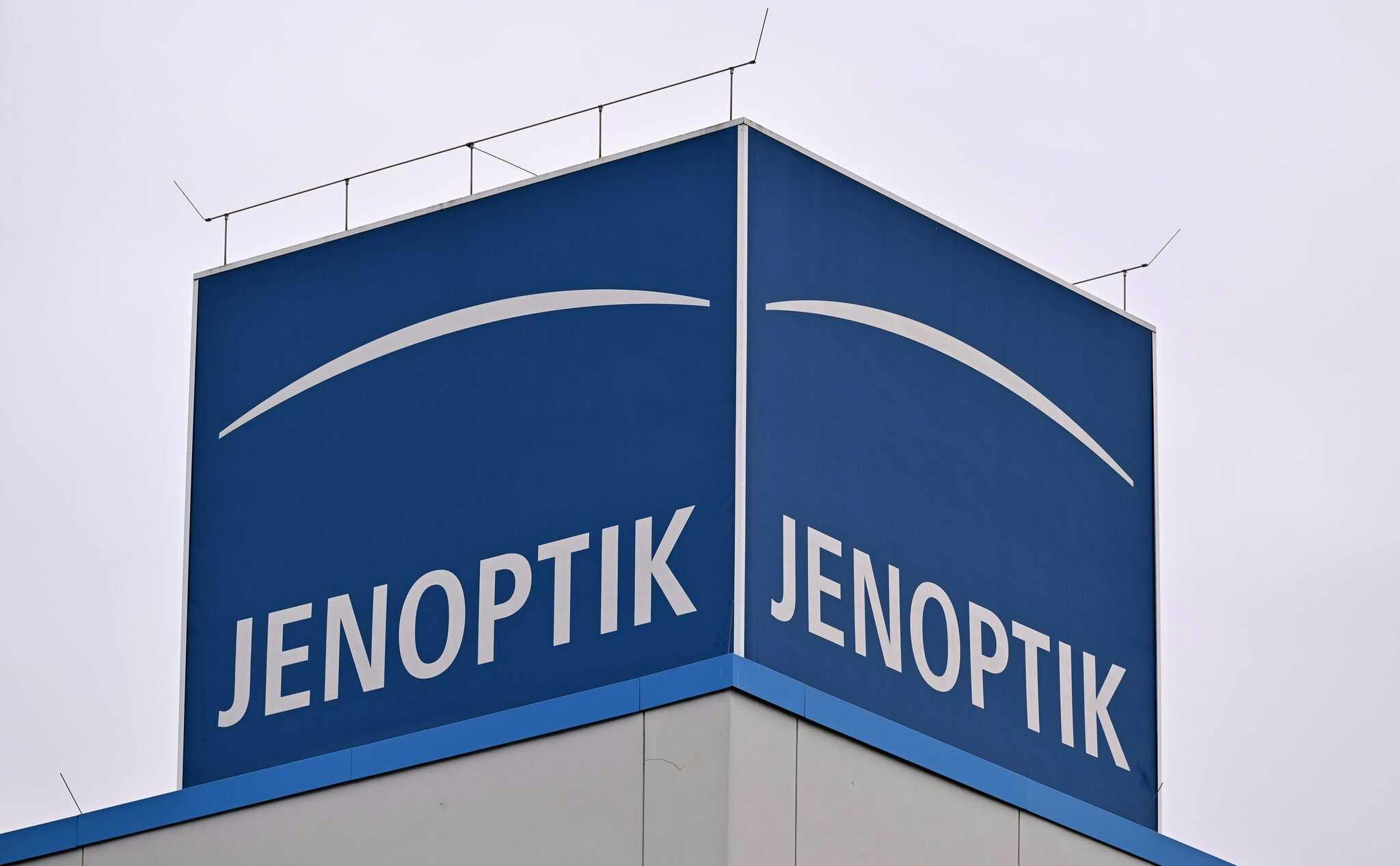 Jenoptik kļūst piesardzīgāks – pusvadītāju lejupslīde ietekmē rezultātu