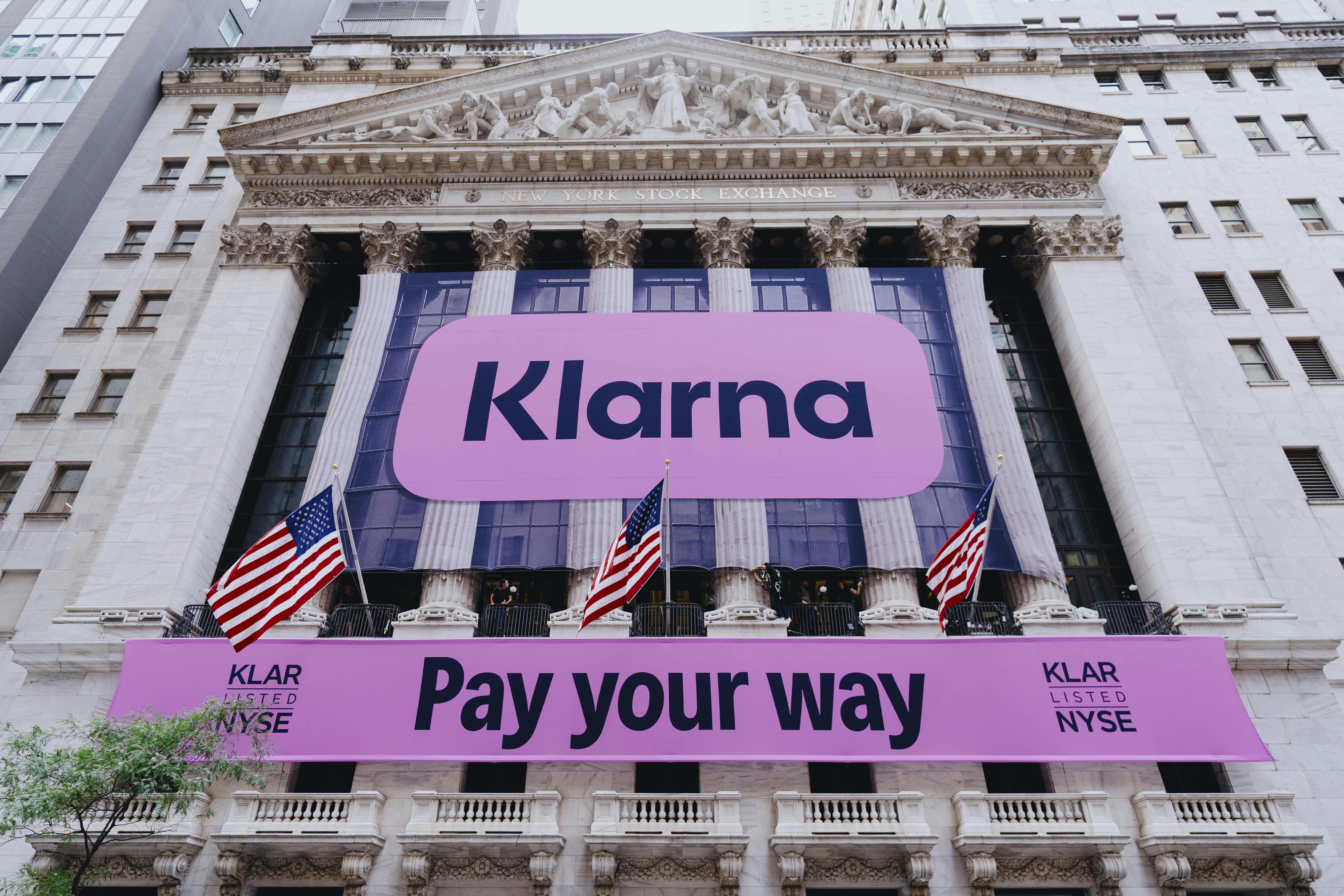 Klarna vs. Revolut: Kako švedski plačilni velikan sedaj silovito vstopa v bančno vojno
