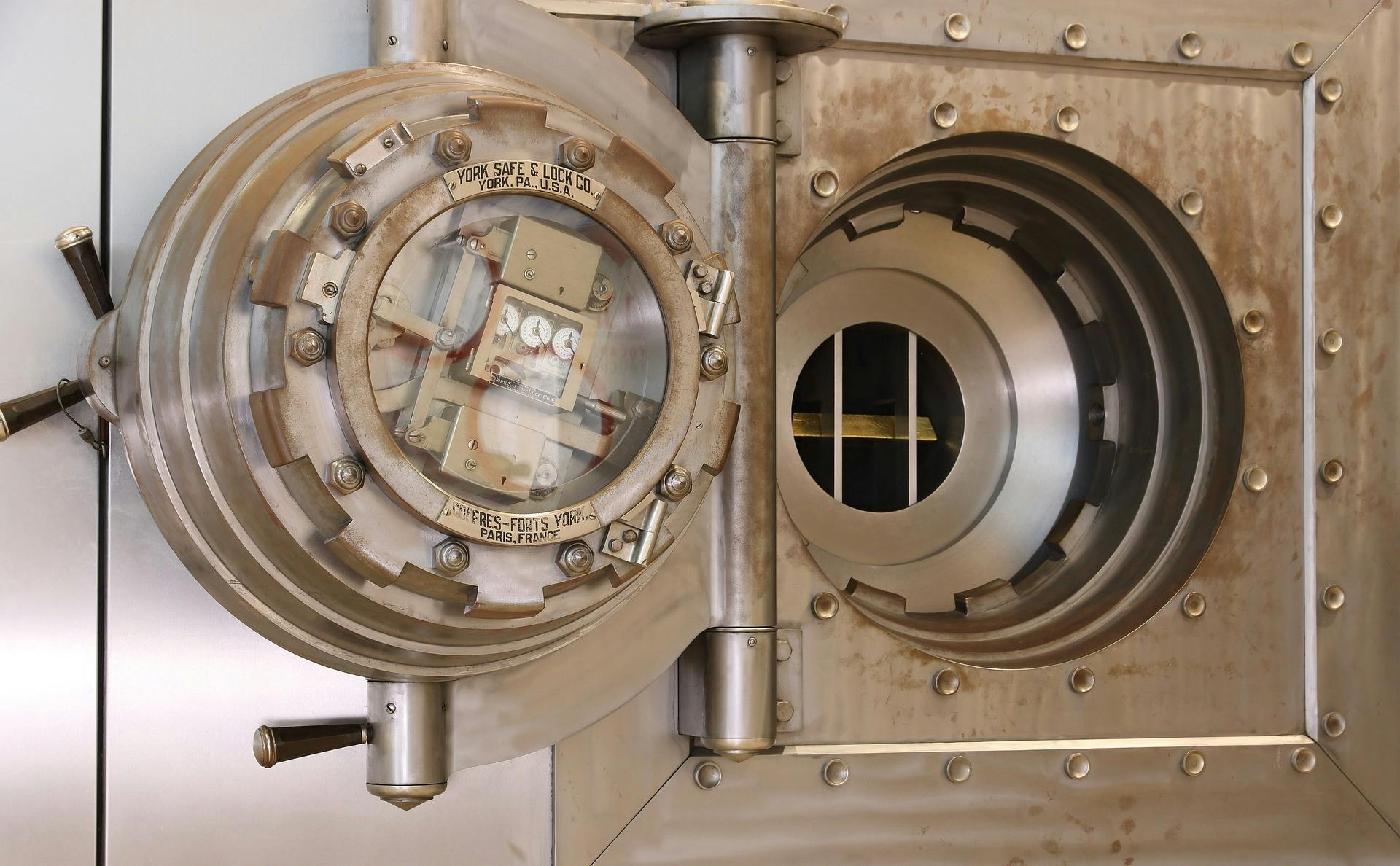 Zakaj je slepo zaupanje v banke tako drago – in zakaj vedno več vlagateljev spreminja mišljenje