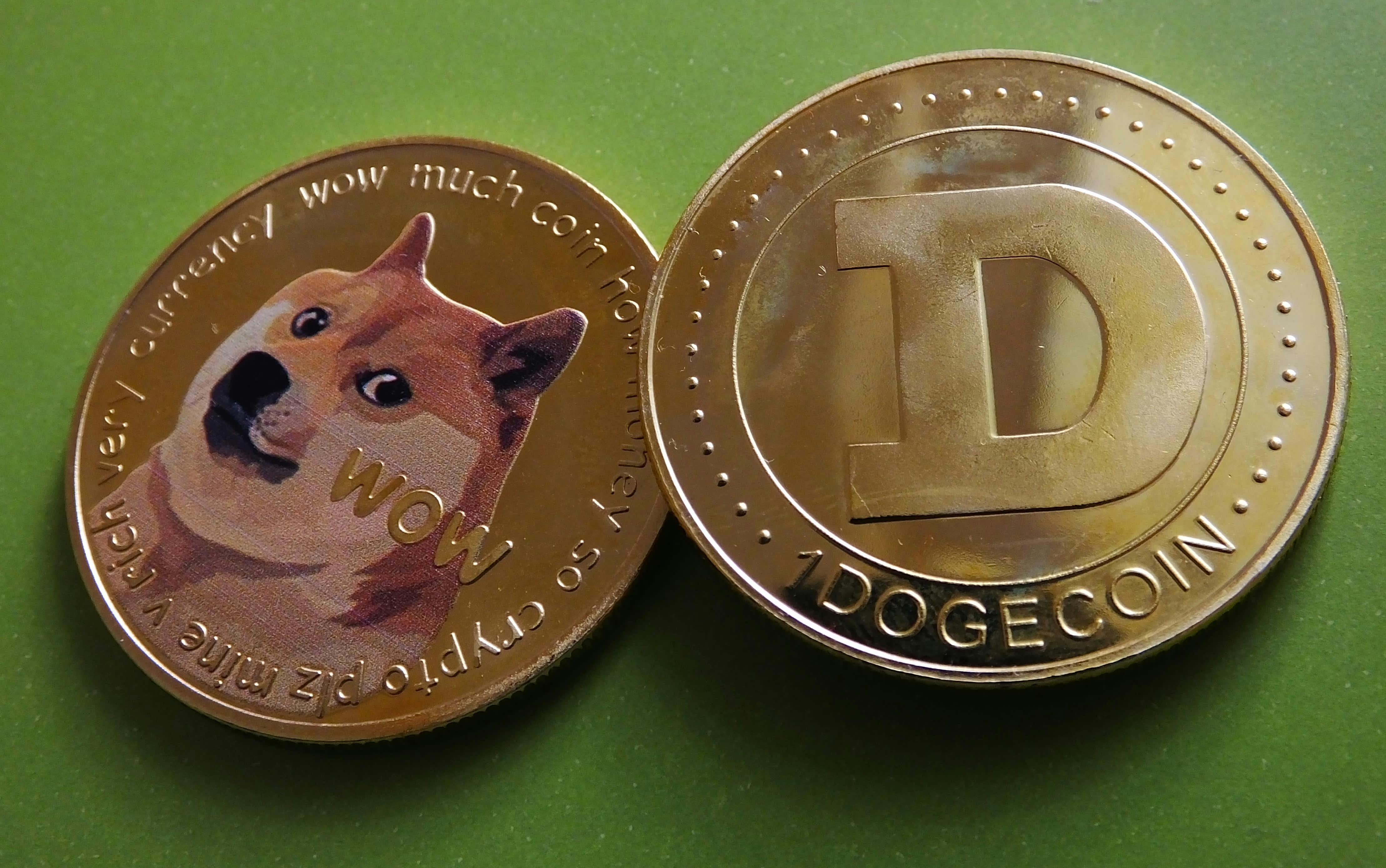 Dogecoin rutscht ab – doch mehrere Chartmuster signalisieren einen möglichen Ausbruch