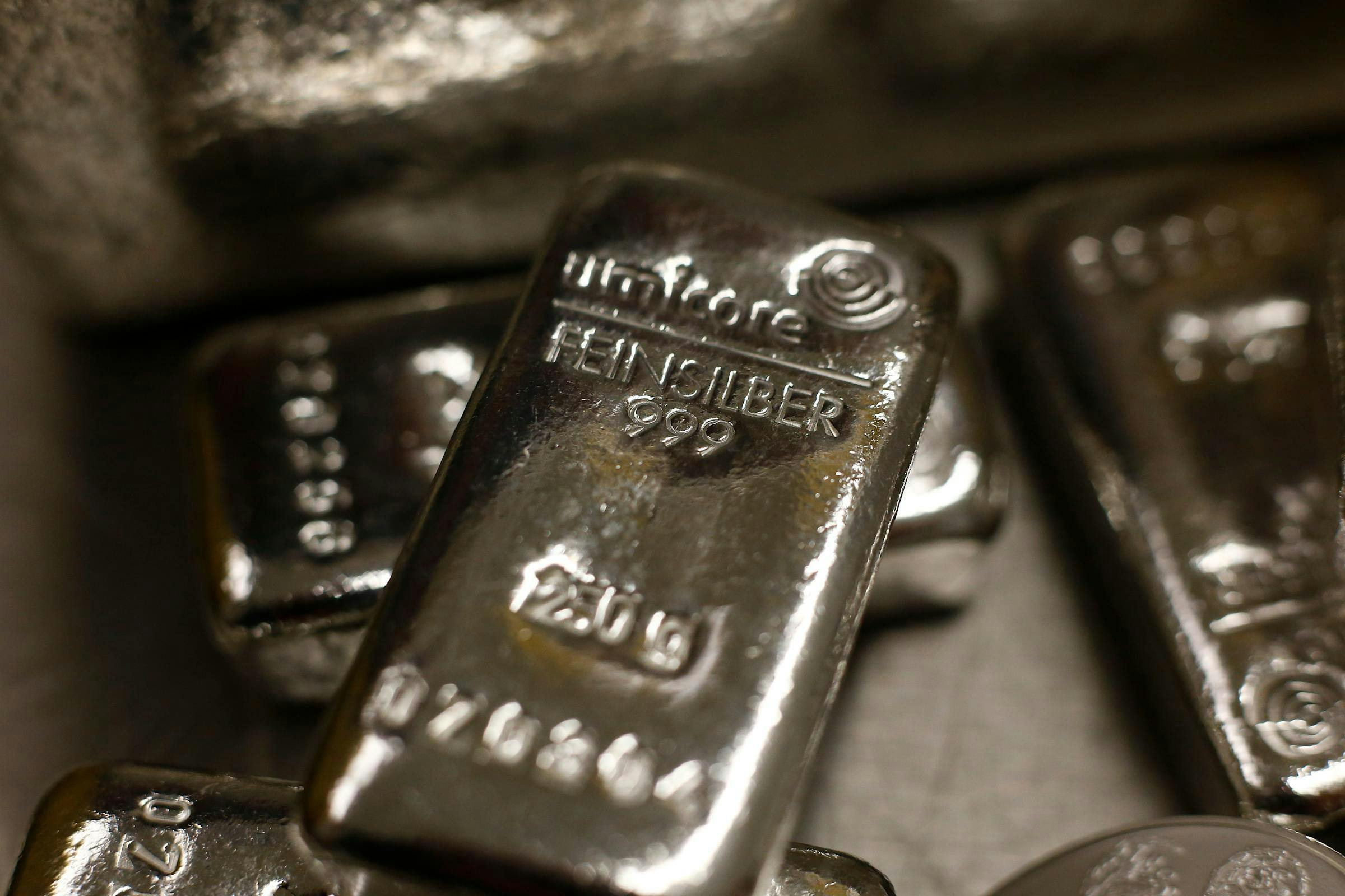 Edelmetallboom: Warum Silber Gold weit hinter sich lässt