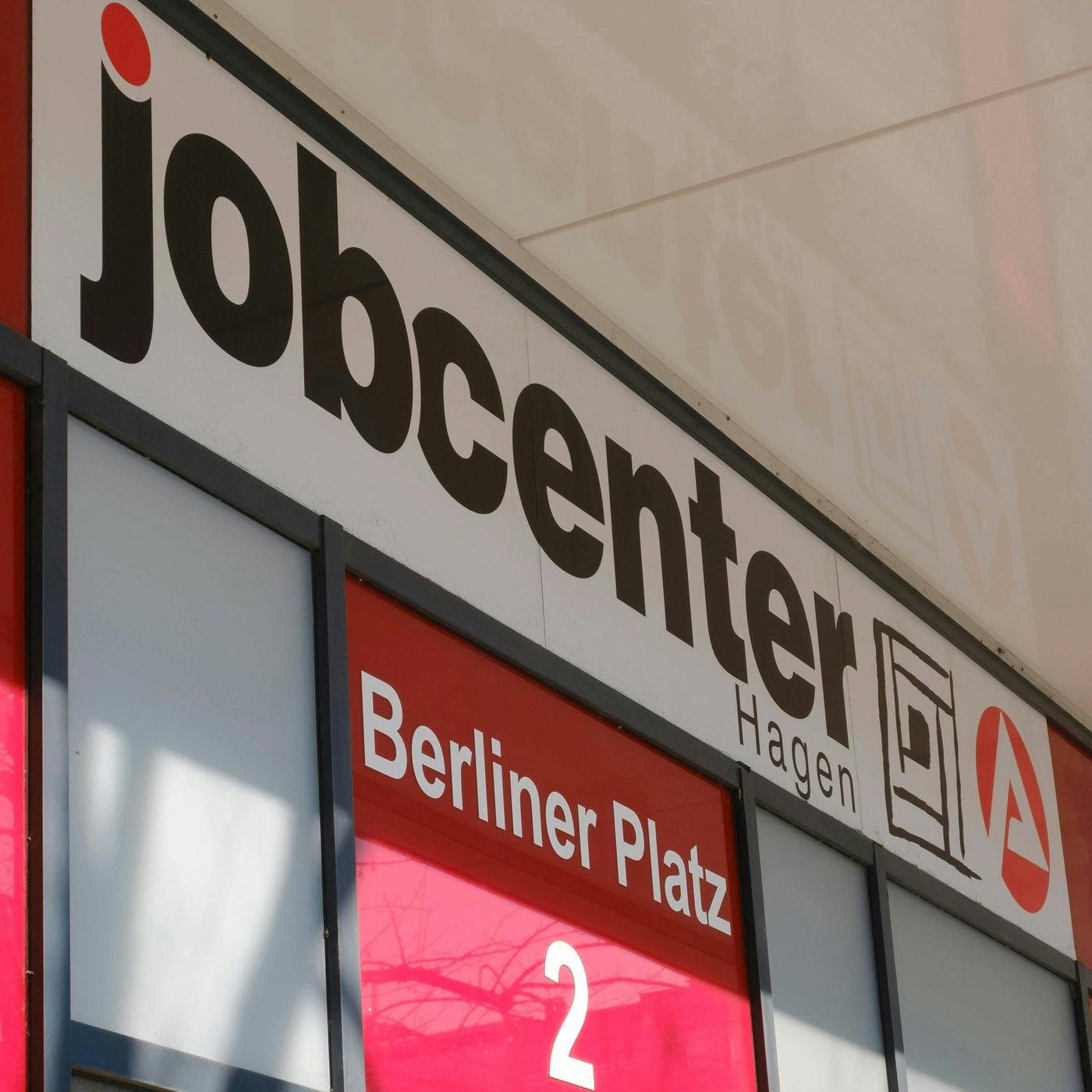 Pobírali sociální dávky, žili v luxusu – nyní klan přichází o svou vilu.