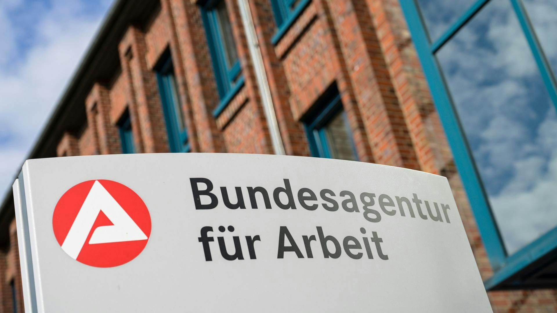 Tres millones sin trabajo: Desempleo alcanza el nivel más alto en doce años